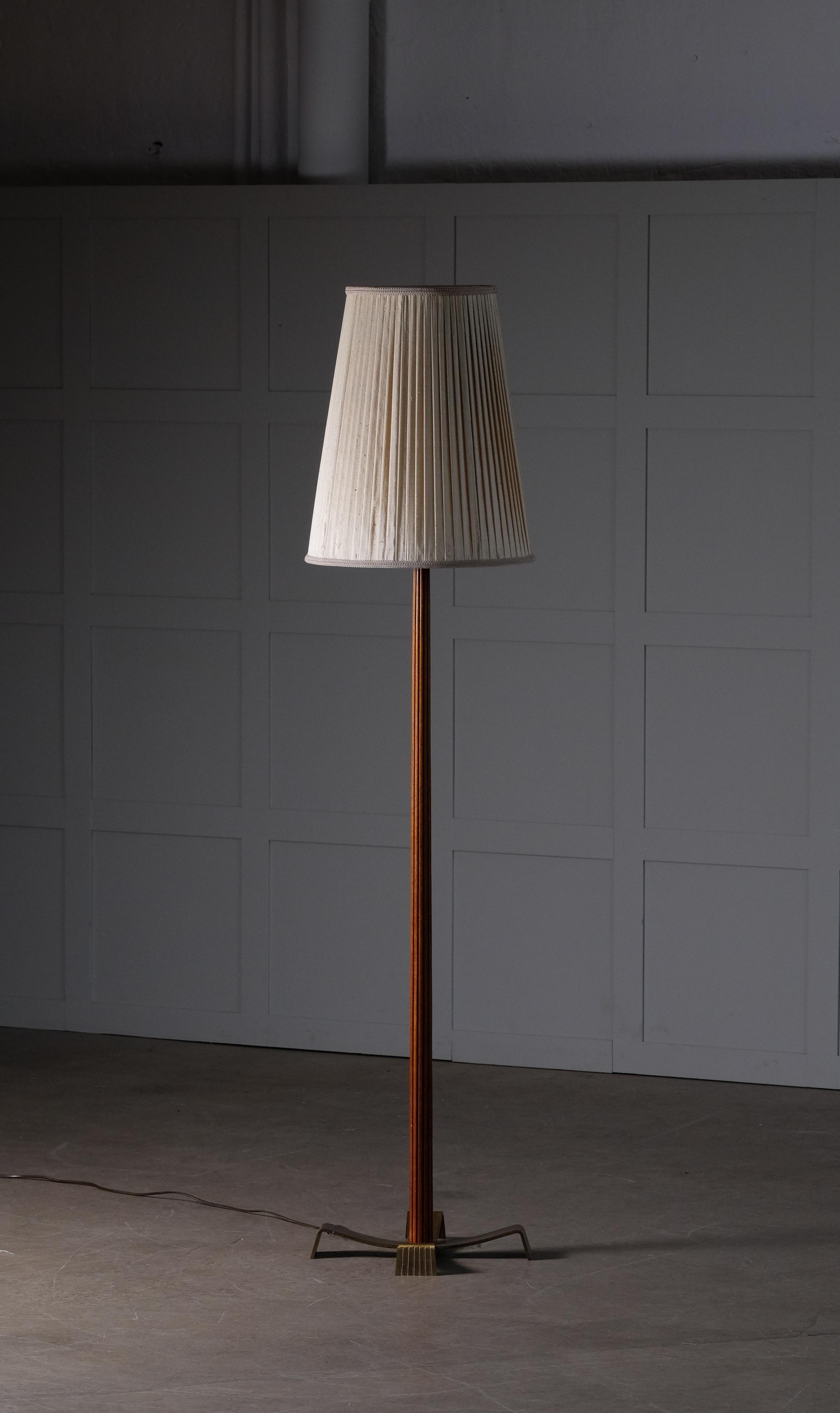 Rare model produced by Ateljé Lyktan, Sweden, 1940s.
Fluted mahogany shaft with brass foot. Uplight and three light points down.