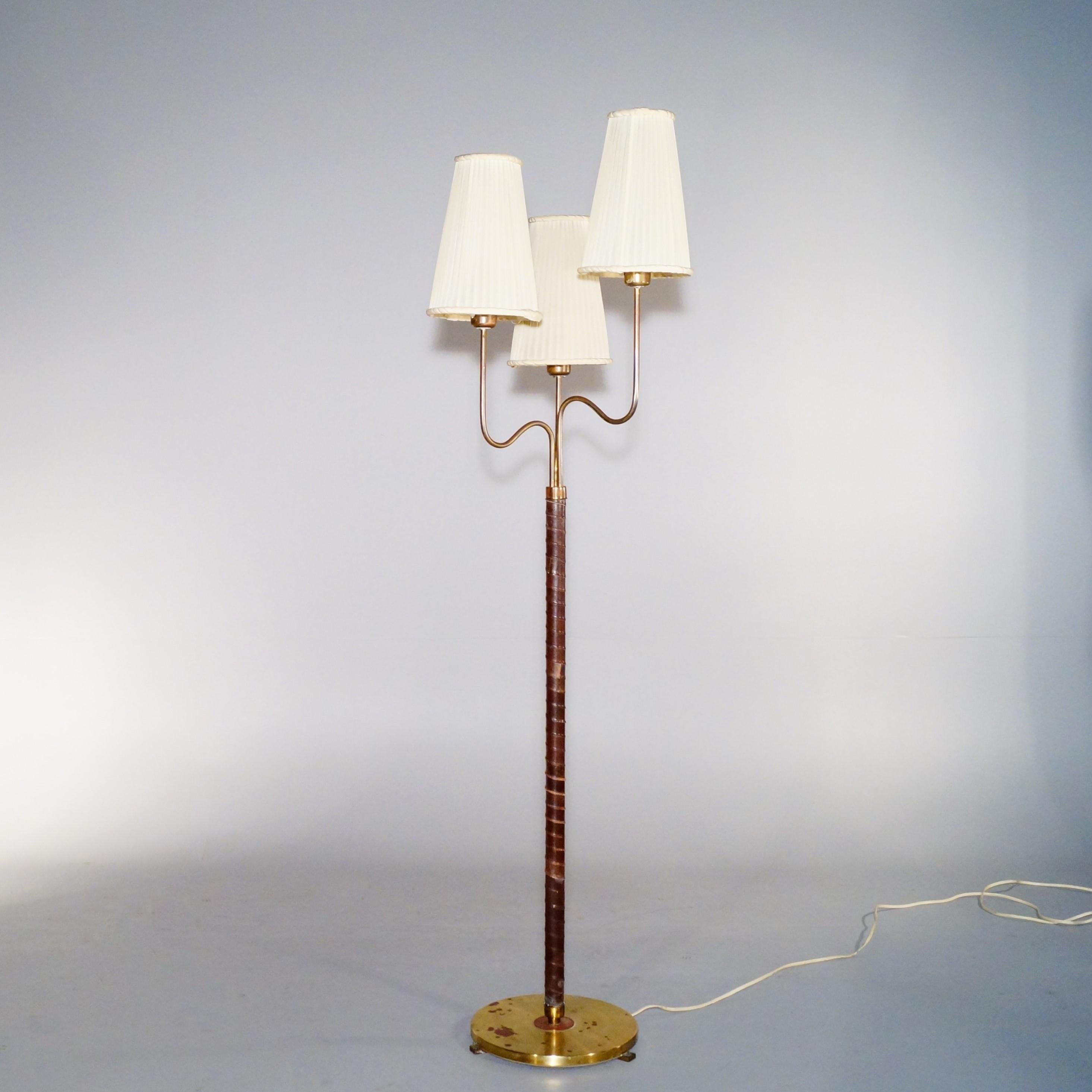 Rare lampadaire à 3 bras organiques et abat-jour équipés chacun d'une douille E27, conçu par Hans Bergström et produit par ASEA en 1946. Les dimensions sont celles du lampadaire avec abat-jour. État d'origine jamais restauré, doit être recâblé. 