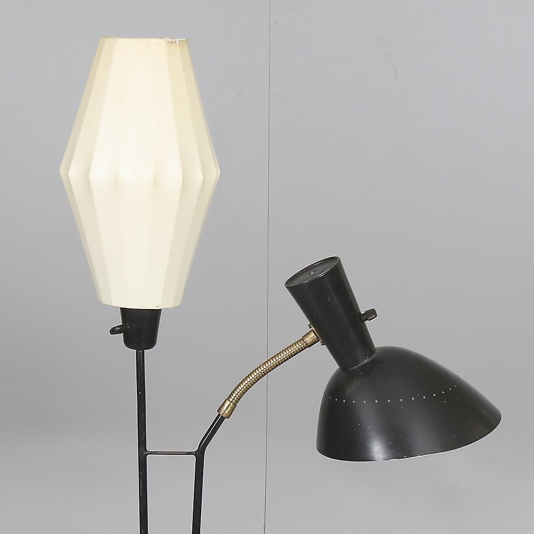 Frame in black painted metal. White artificial leather shade, two light points, a flexible arm. Height 152 cm. fitted with each E27 socket. Made in Sweden in the 1950s.