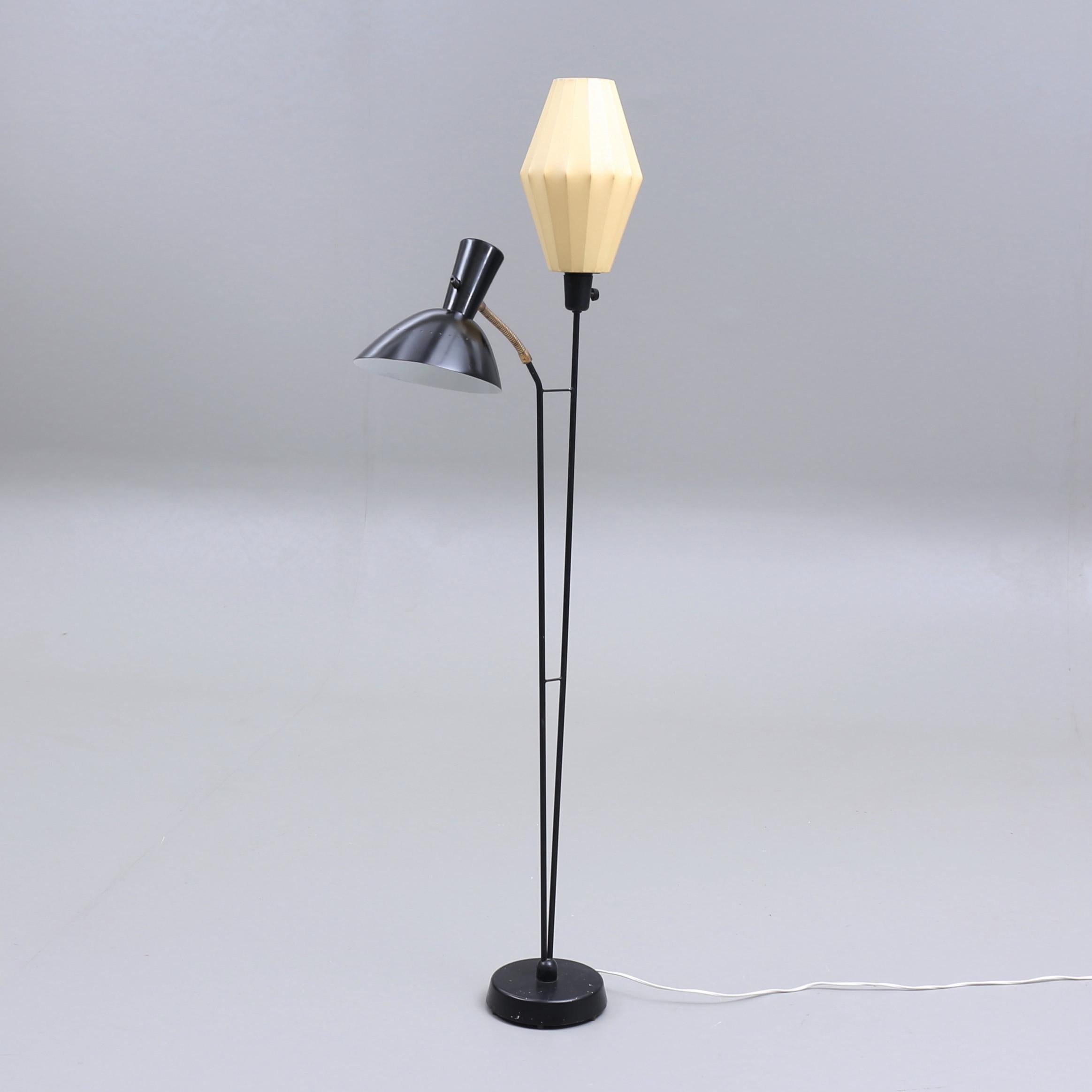 Frame in black painted metal. White artificial leather shade, two light points, a flexible arm. Height 152 cm. fitted with each E27 bakelite socket. Made in Sweden in the 1950s.