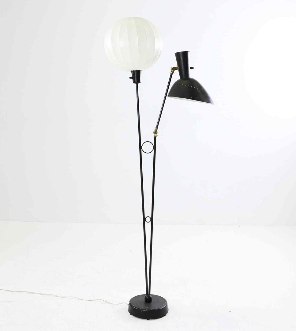 Nr. 47. Gestell und Schirm aus schwarz lackiertem Metall, der runde Schirm aus gespanntem Gallon. 2 Lichtquellen mit je einer E27-Fassung aus Bakelit und einem Schalter. Entworfen in den 1950er Jahren in Schweden von Hans Bergström für Aleljé Lyktan.