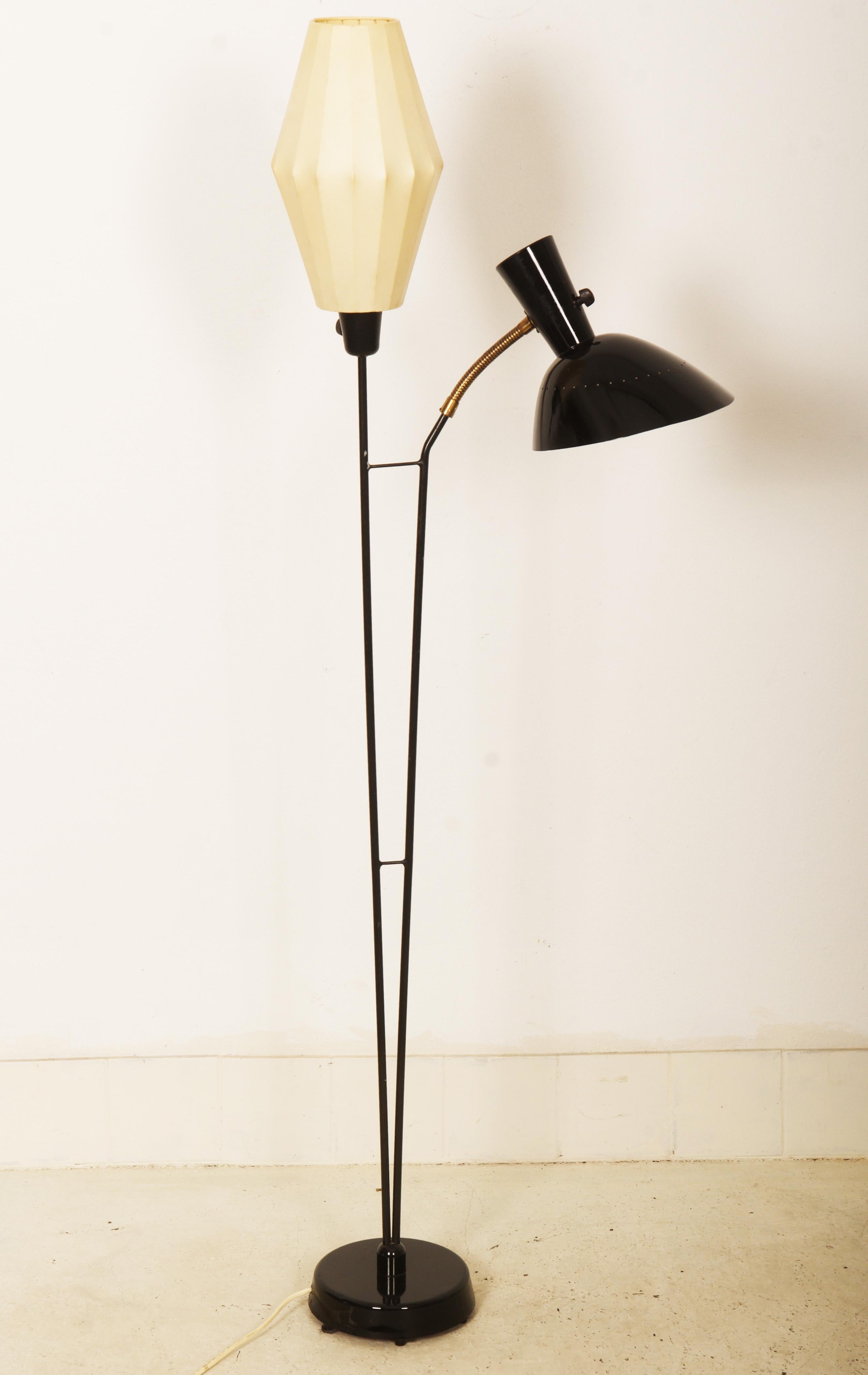 Brass frame black painted. White artificial leather shade, two light points, a flexible arm. Height 152 cm. fitted with each E27 bakelite socket. Made in Sweden in the 1950s.
two pieces available, price per lamp.