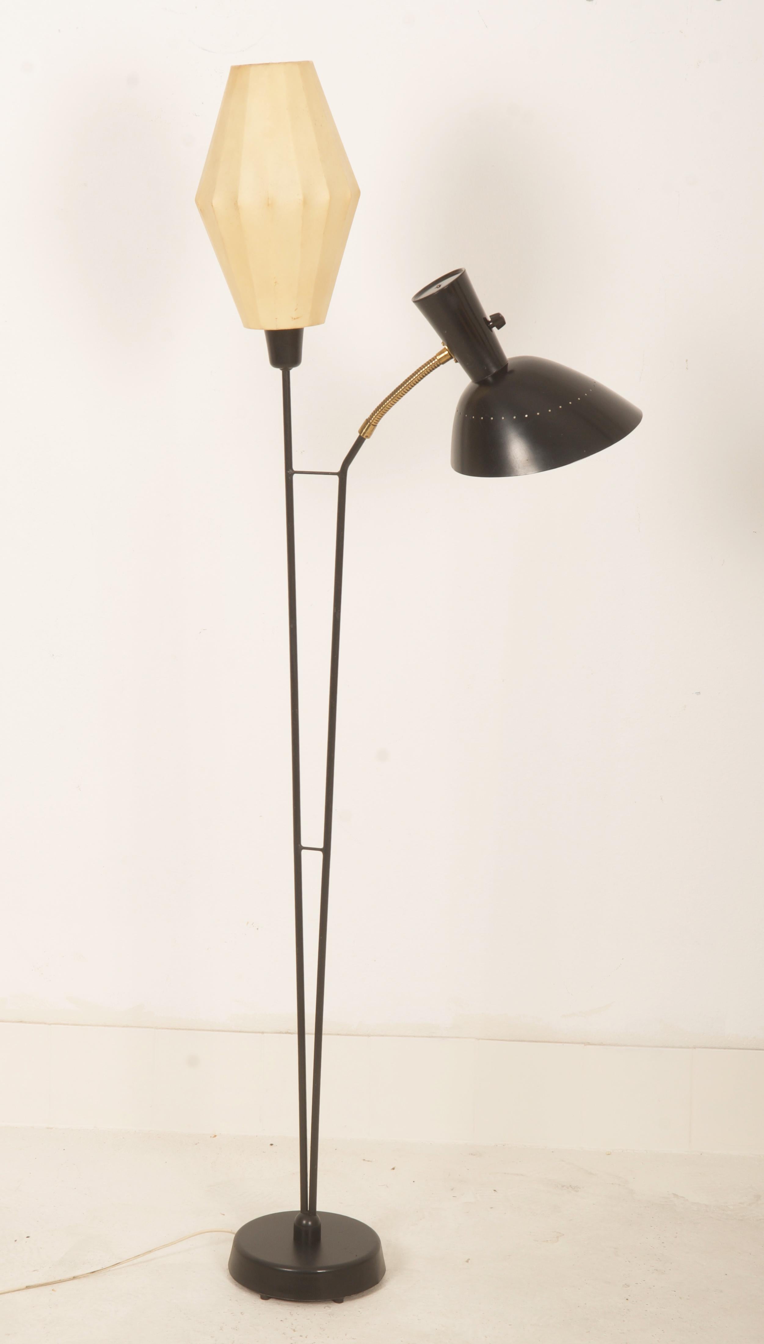 Brass frame black painted. White artificial leather shade, two light points, a flexible arm. Height 152 cm. fitted with each E27 bakelite socket. Made in Sweden in the 1950s.
two pieces available, price per lamp.