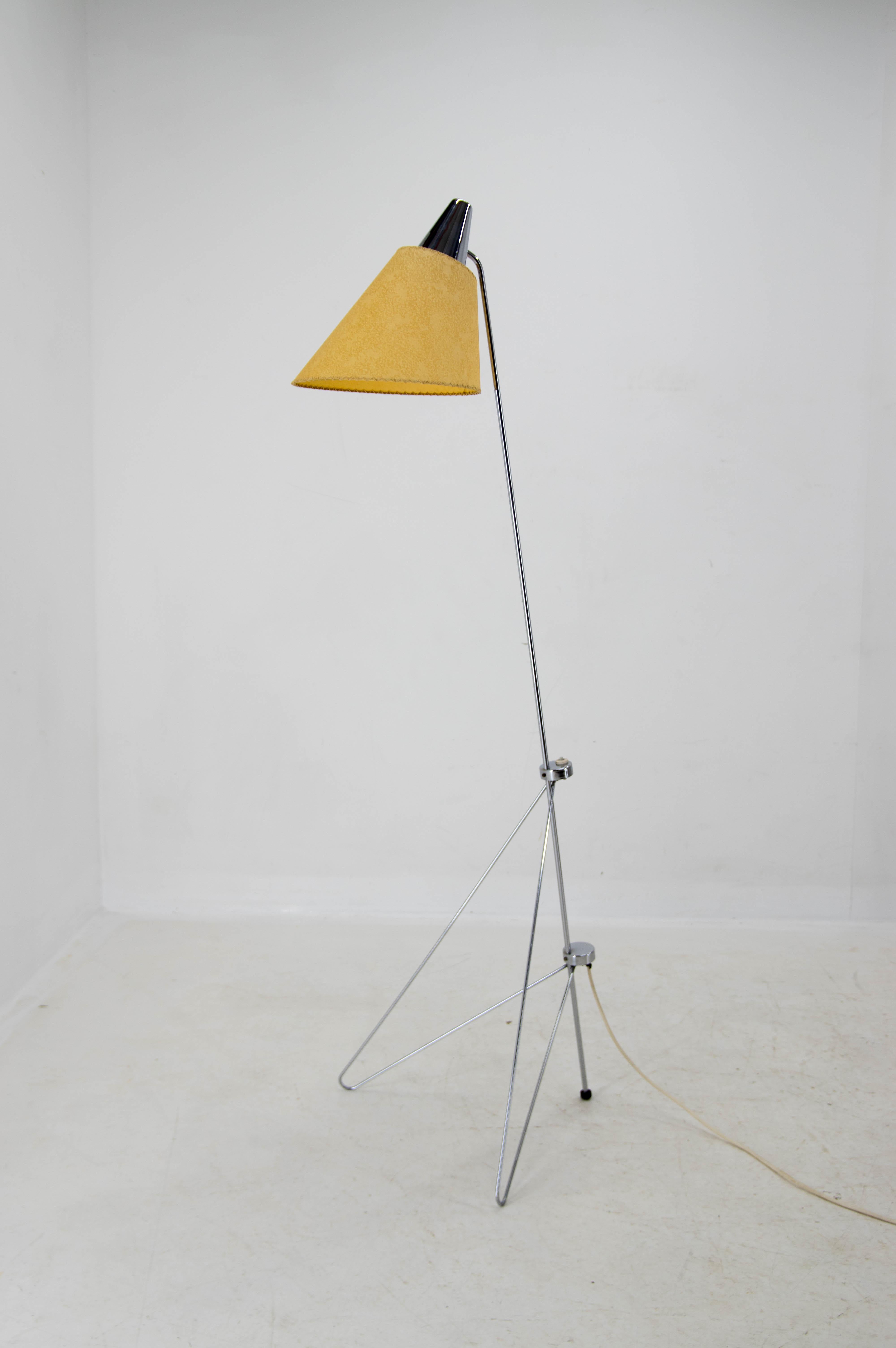 Magnifique lampadaire rare conçu dans les années 1950 par Josef Hurka pour Napako.
Restauré : chrome en très bon état - poli.
Nouvel abat-jour en papier parchemin.
Câblé : 1x60W, ampoule E25-E27
Adaptateur pour prise américaine inclus.