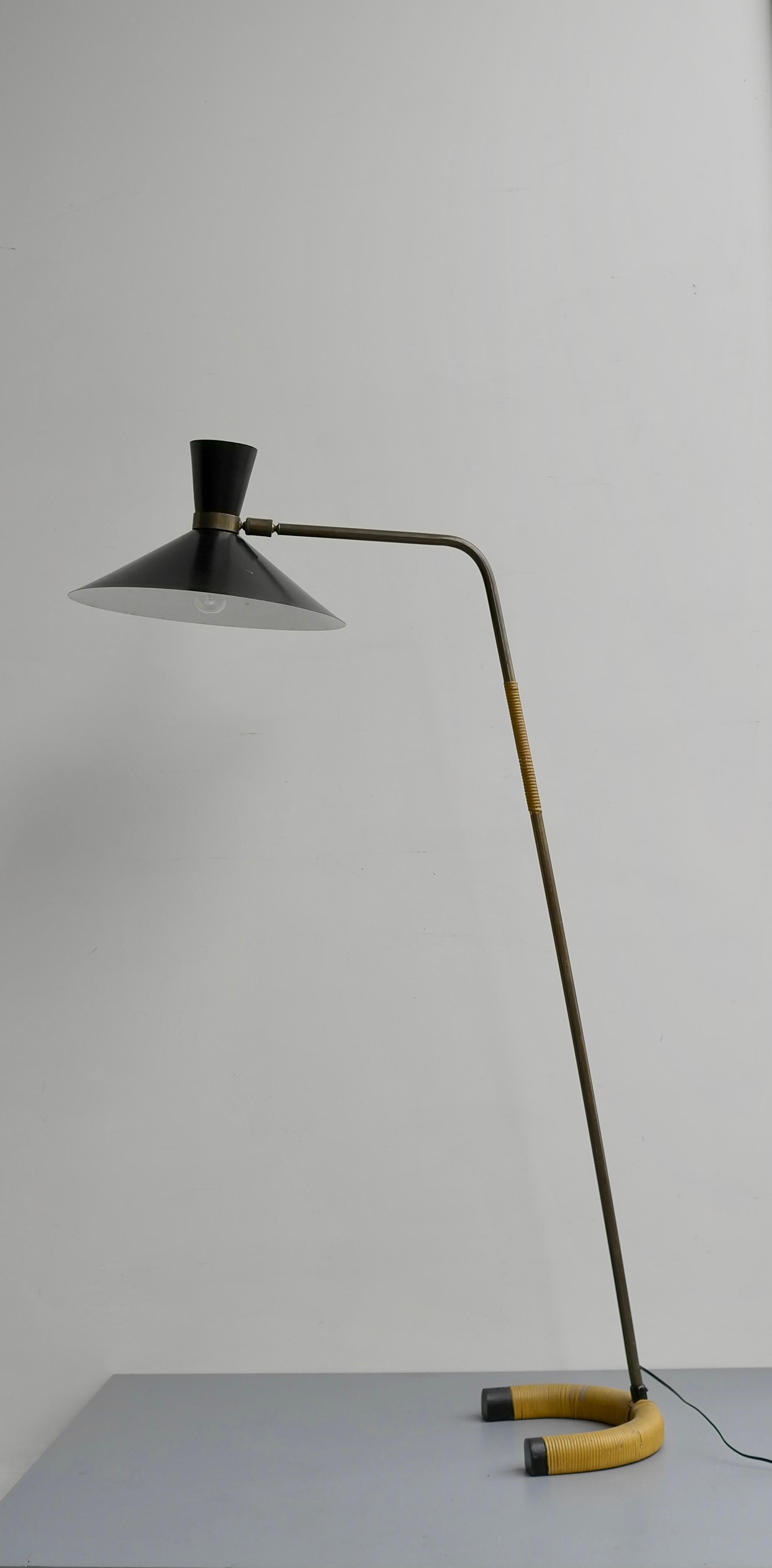 Seltene Stehlampe von Jacques Biny aus Messing und schwarzer Kapuze, Edition Luminalite, 1953 (Mitte des 20. Jahrhunderts)
