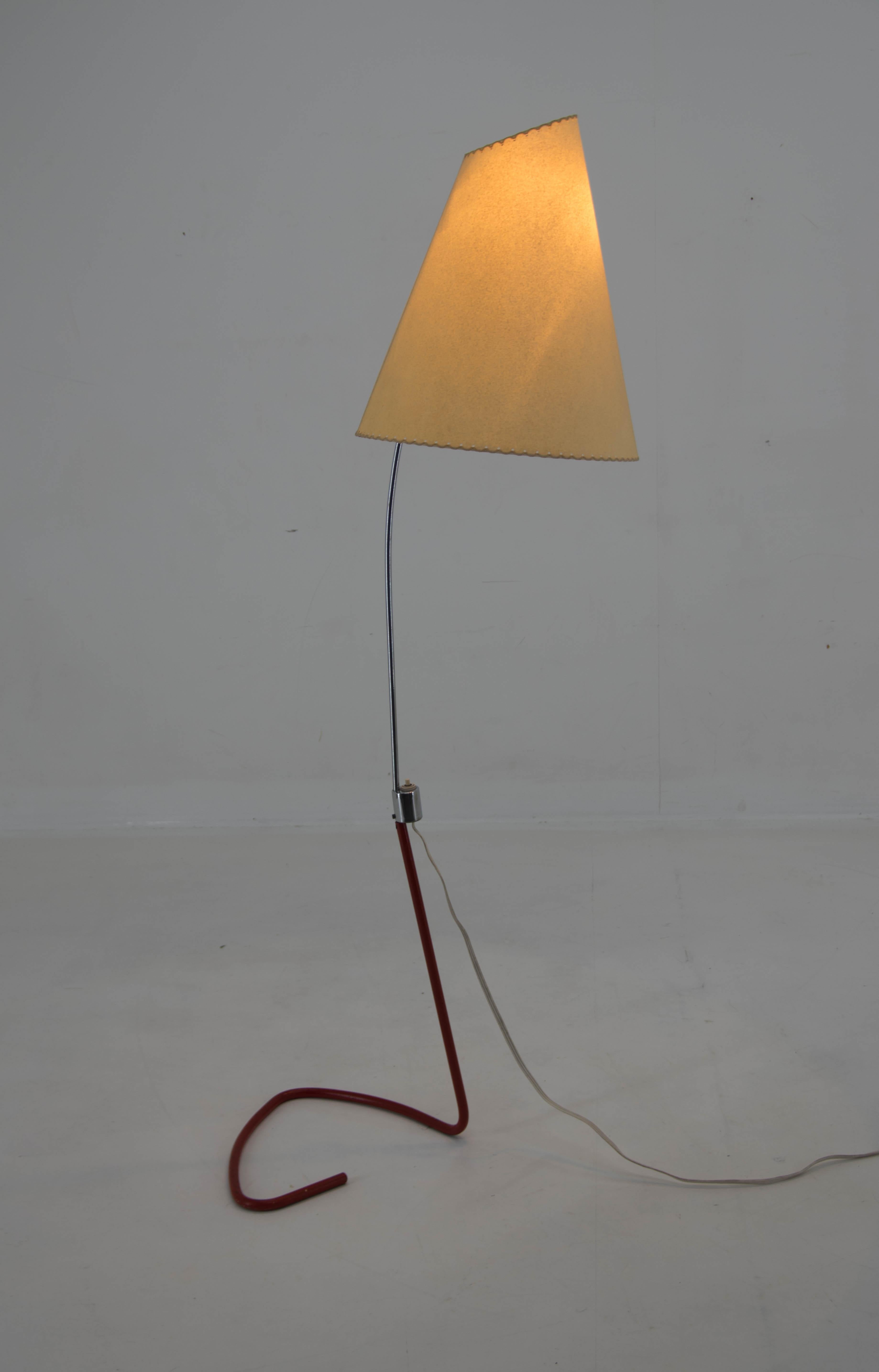 Minimalistic iconic floor lamp designed by Josef Hurka for Napako, made in Czechoslovakia in 1960s, labeled.
Red paint on metal base with age patina, chrome polished, new parchment paper shade.
Rewired: 1x60W, E25-E27 bulb.
US plug adapter included.
