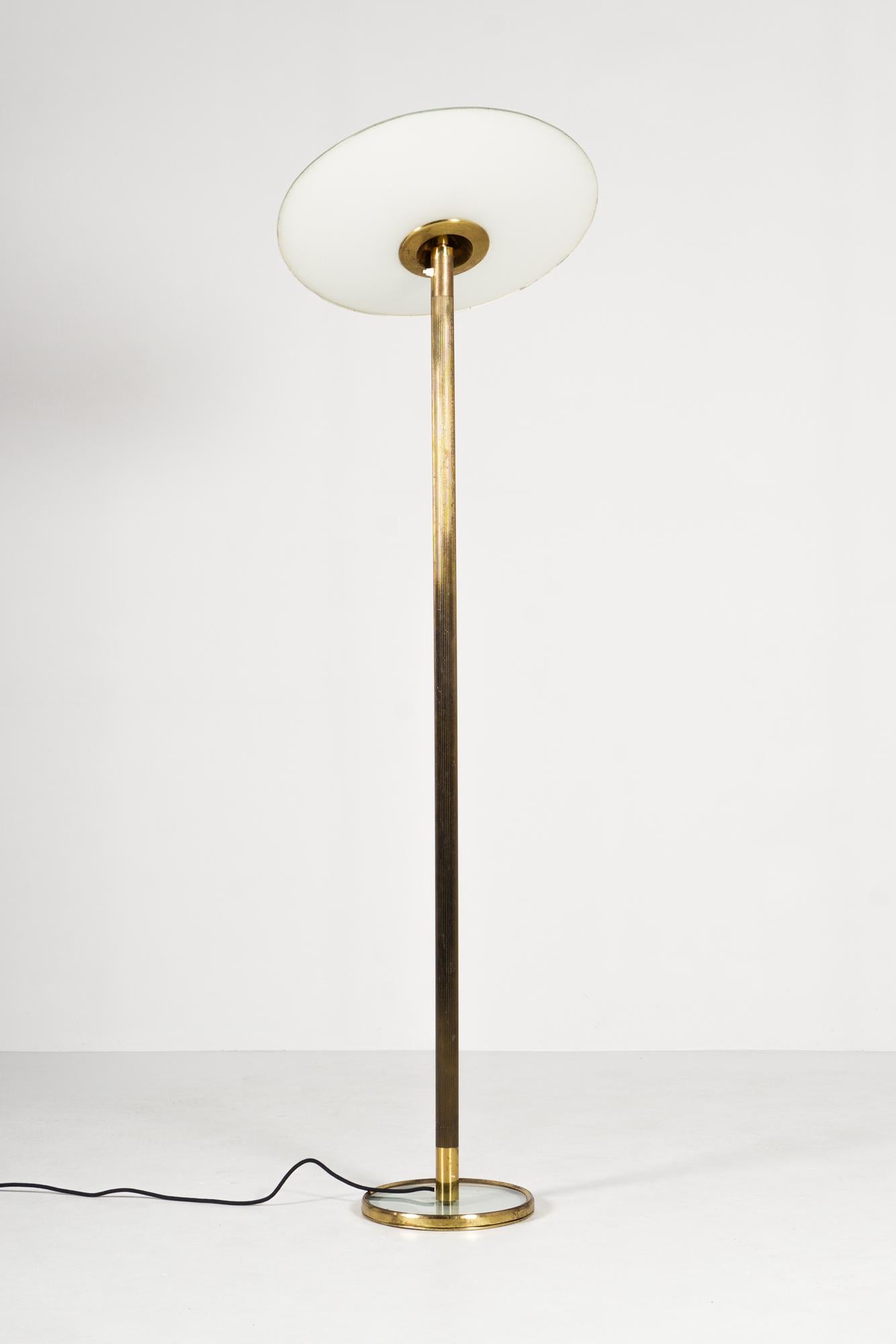 Seltene Stehlampe von Pietro Chiesa, Fontana Arte, ca. 1940 (Moderne der Mitte des Jahrhunderts) im Angebot