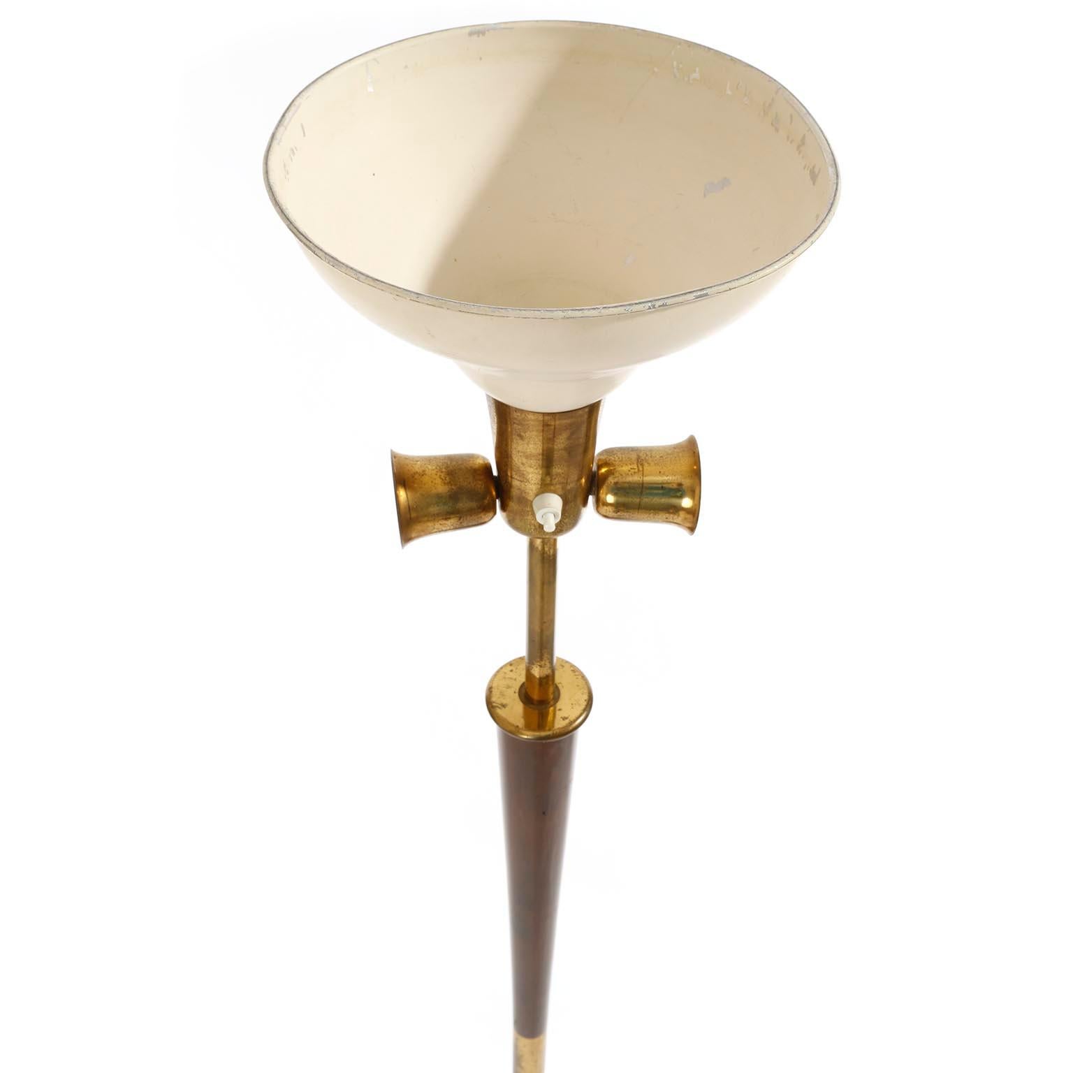 Stehlampe von Stilnovo, Sockel aus gebeiztem Nussbaumholz und Messing, ca. 1946-48 im Angebot 3