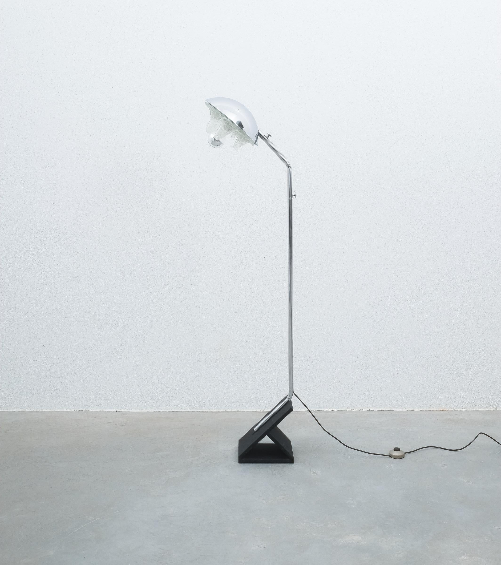 Rare floor lamp by Toni Zuccheri for VeArt, Italy, circa 1970

Floor light comprised from chrome, glass and a cast iron foot. Very cool floor lamp in well preserved condition with a 2 pivoting mechanisms for adjusting the light into the optimal