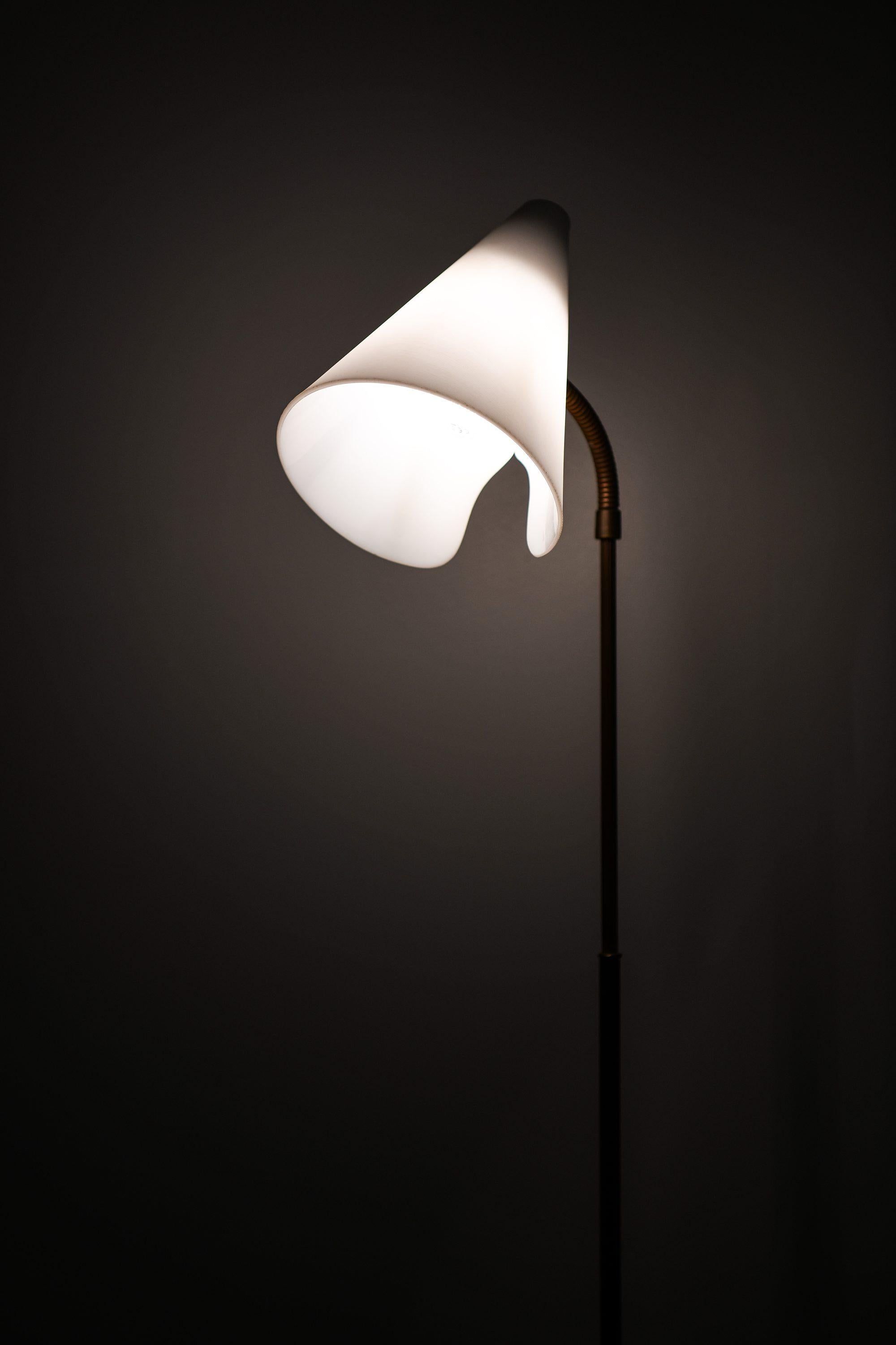 Rare Floor Lamp in Black Lacquered Metal, Brass and White Plastic, 1950’s In Good Condition For Sale In Limhamn, Skåne län