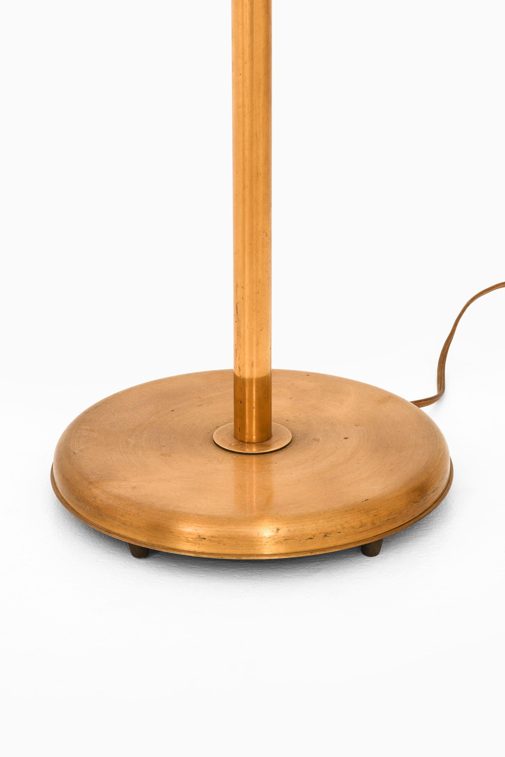 Rare lampadaire en laiton, verre opalin et métal laqué, années 1950 en vente 2