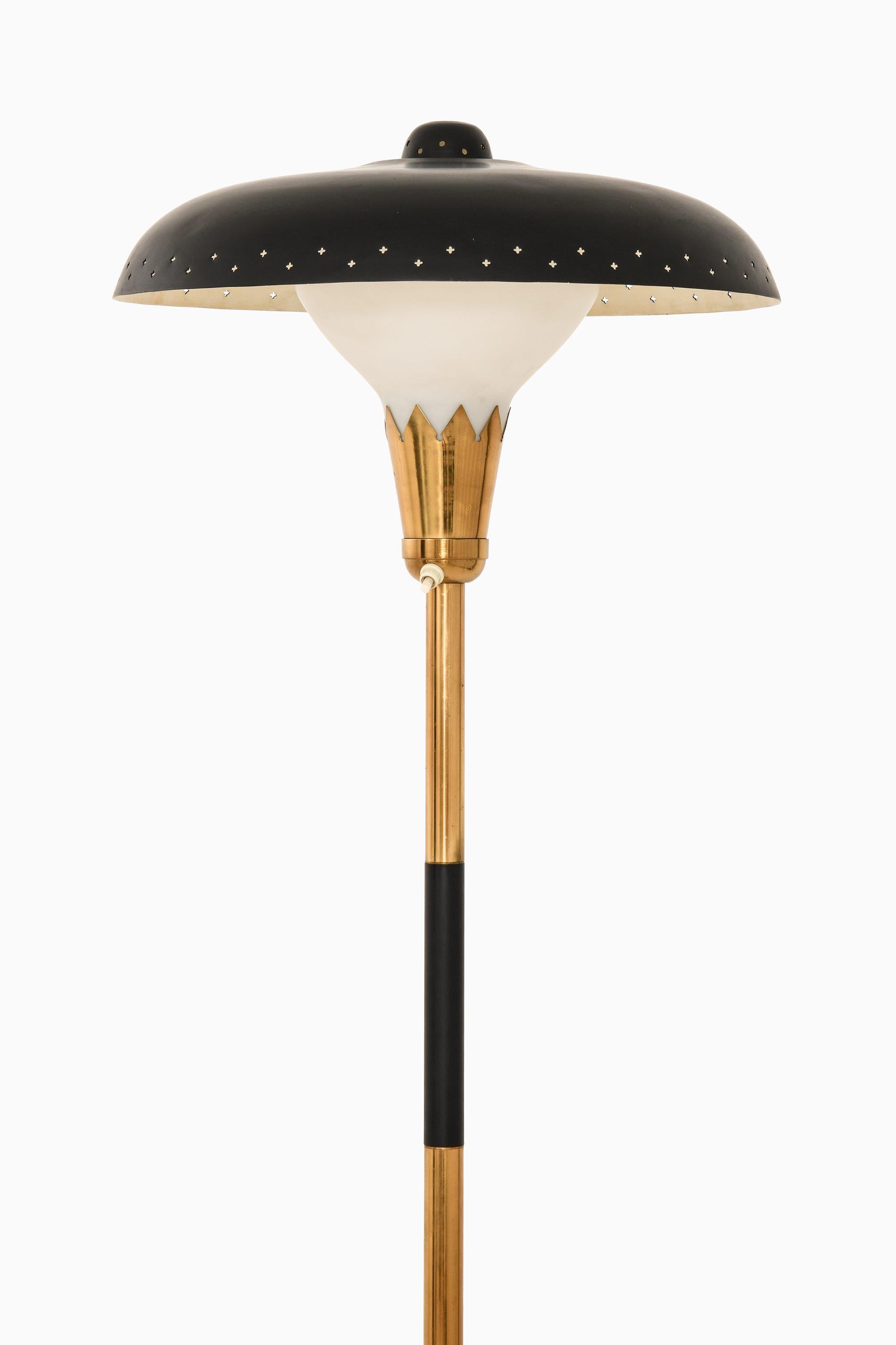 Mid-Century Modern Rare lampadaire en laiton, verre opalin et métal laqué, années 1950 en vente