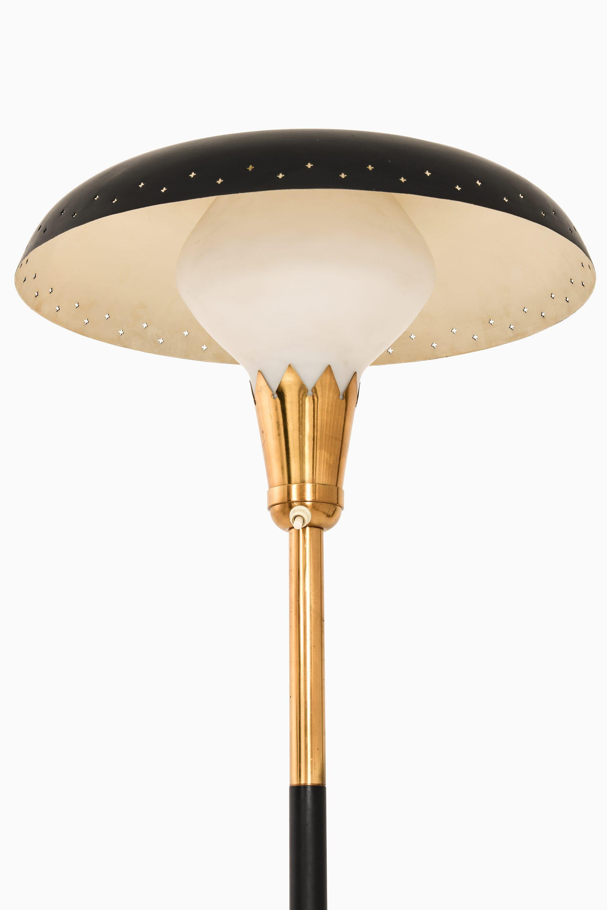 Danois Rare lampadaire en laiton, verre opalin et métal laqué, années 1950 en vente