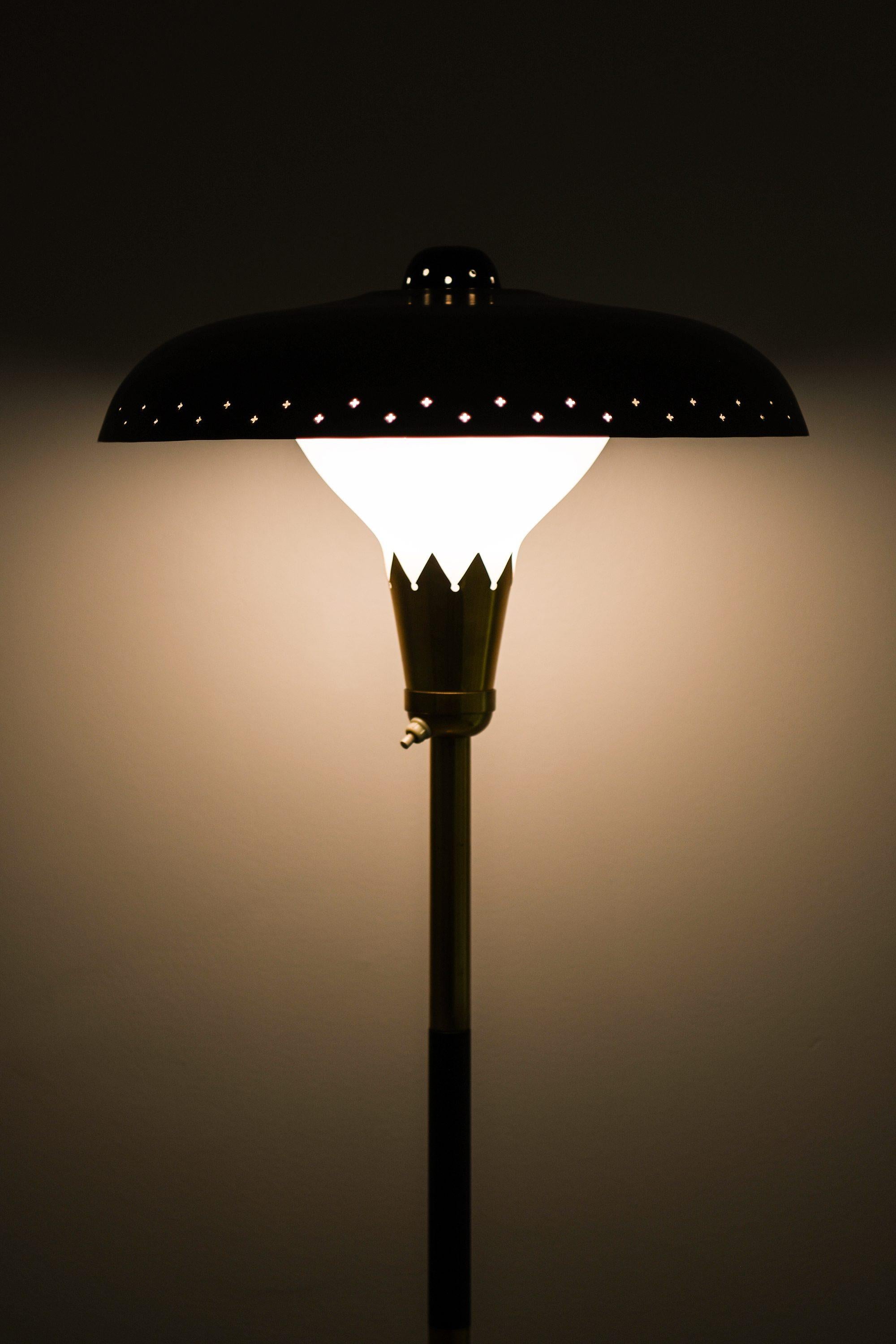 20ième siècle Rare lampadaire en laiton, verre opalin et métal laqué, années 1950 en vente