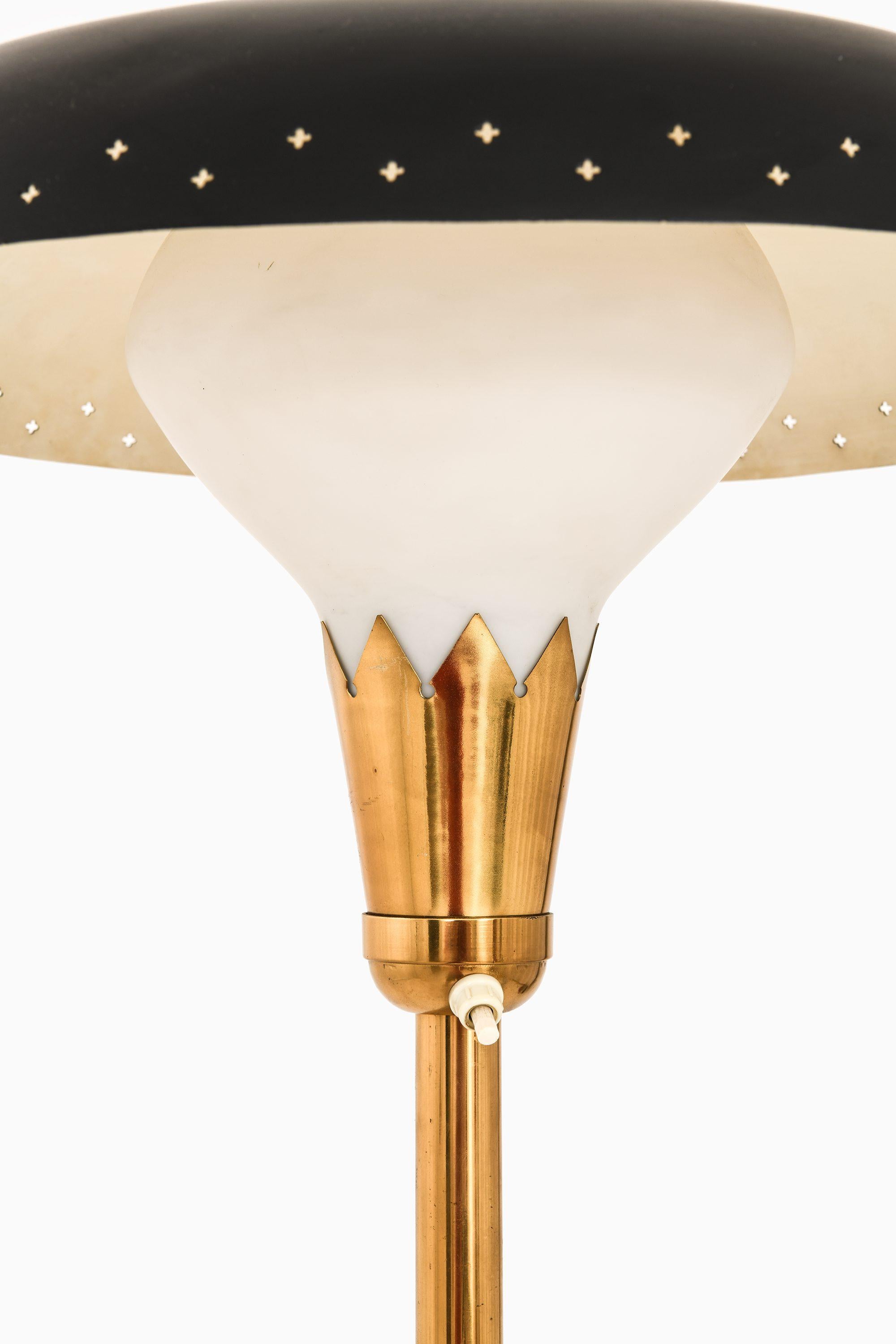 Laiton Rare lampadaire en laiton, verre opalin et métal laqué, années 1950 en vente