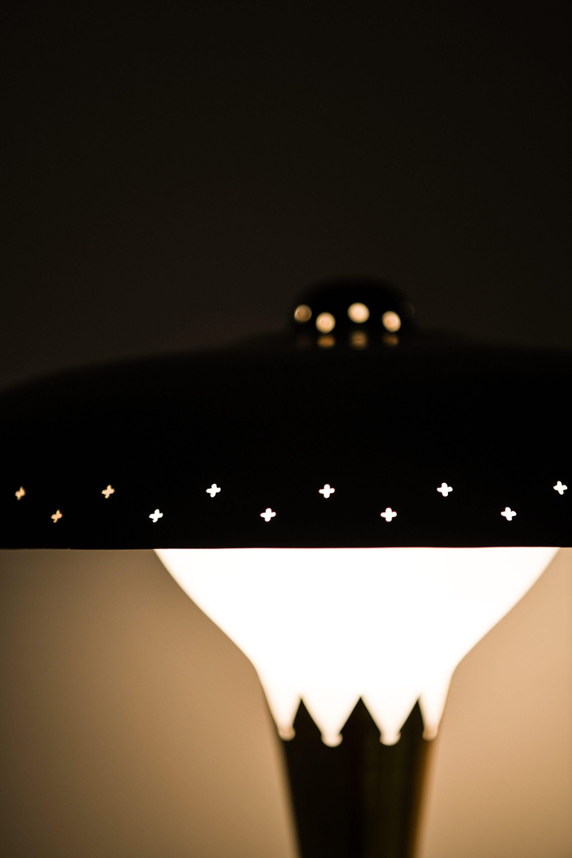 Rare lampadaire en laiton, verre opalin et métal laqué, années 1950 en vente 1