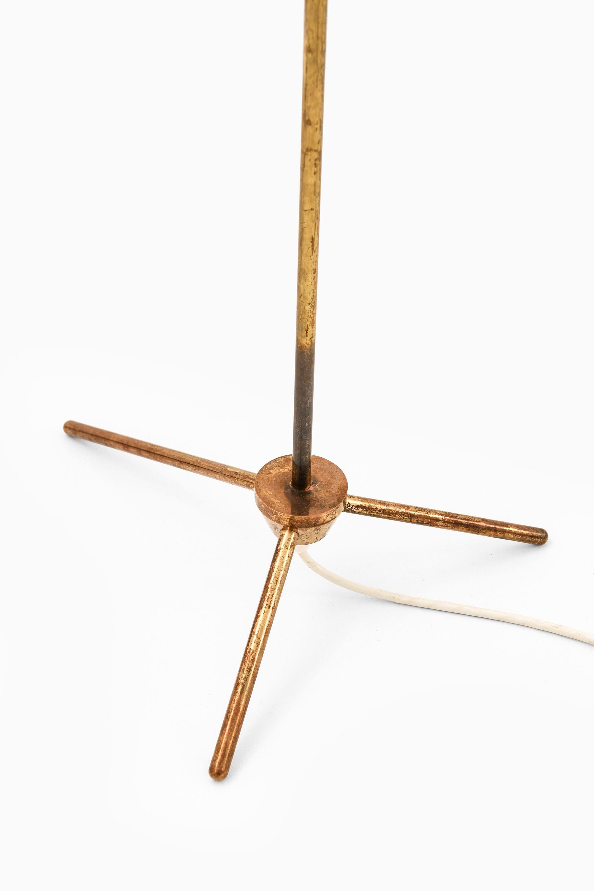 Rare Floor Lamp in Brass, Teak and Lamp Shade, 1950's

Additional Information:
Material: Brass, teak and lamp shade 
Style: Mid century, Scandinavian
Produced by Itsu in Finland
Dimensions (W x D x H): 19 x 42 x 139 cm