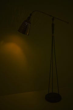 Rara lámpara de pie de metal lacado y latón, años 50