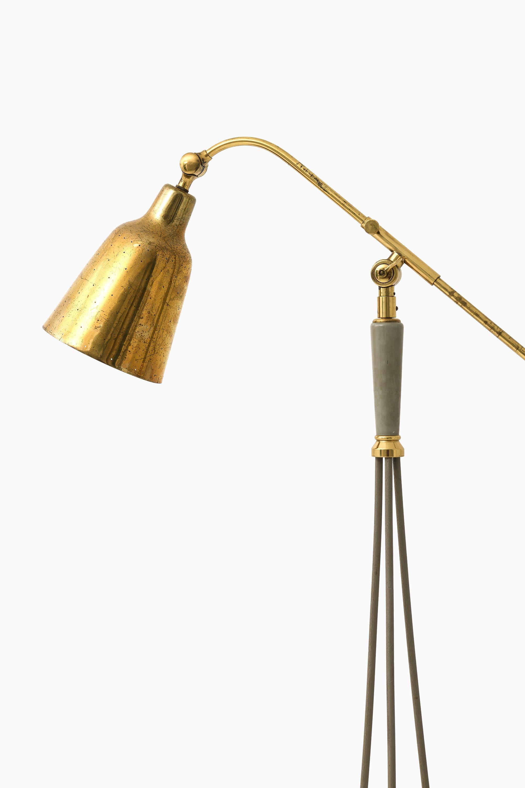 Scandinavo moderno Rara lampada da terra in metallo laccato e ottone, anni '50 in vendita