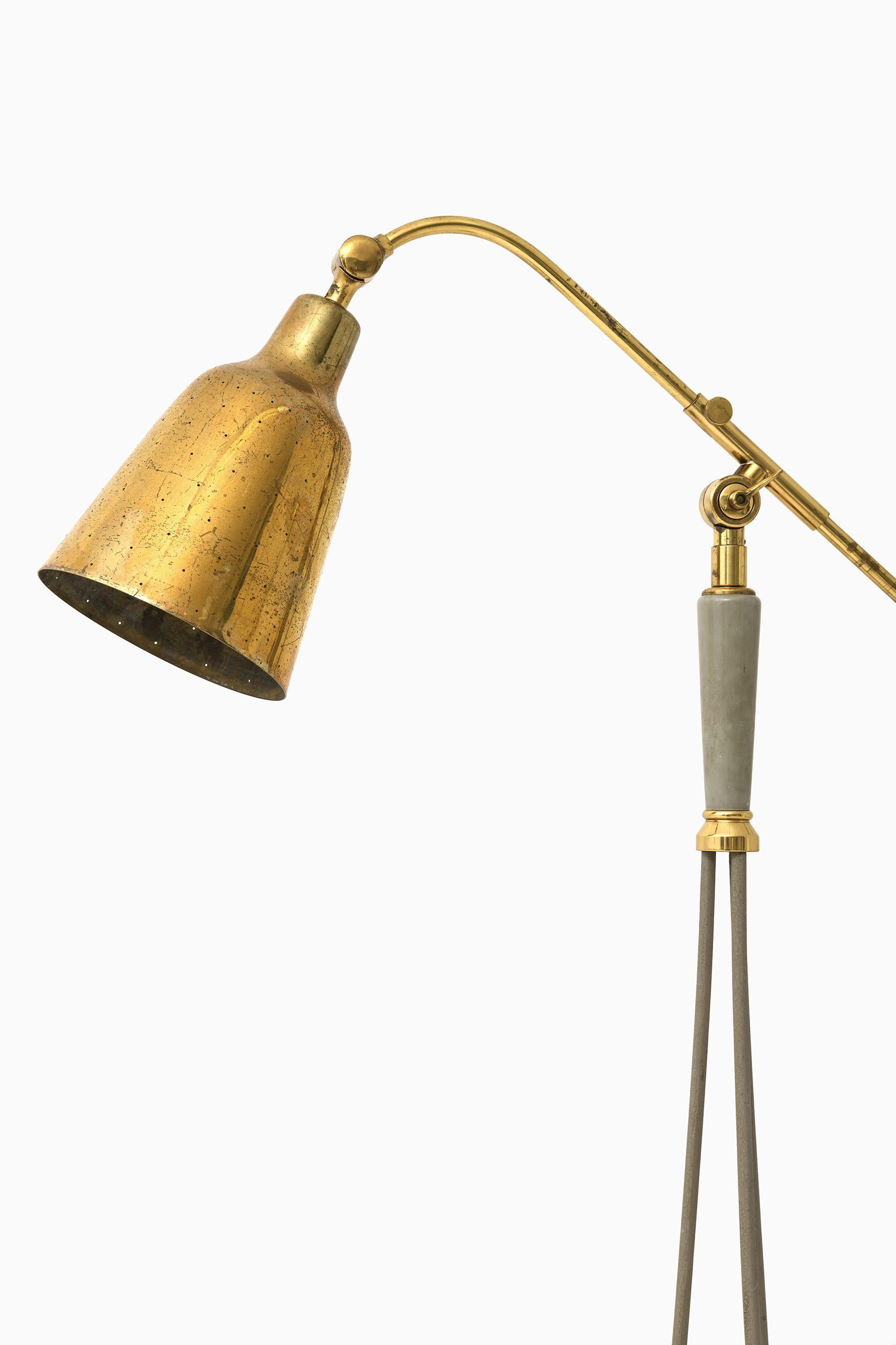 Laccato Rara lampada da terra in metallo laccato e ottone, anni '50 in vendita