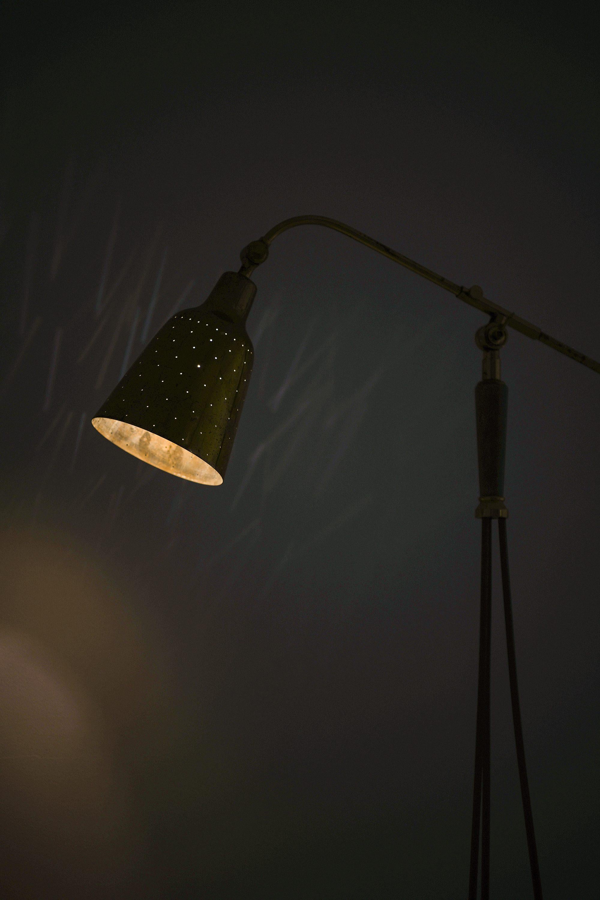 Rara lampada da terra in metallo laccato e ottone, anni '50 In condizioni buone in vendita a Limhamn, Skåne län