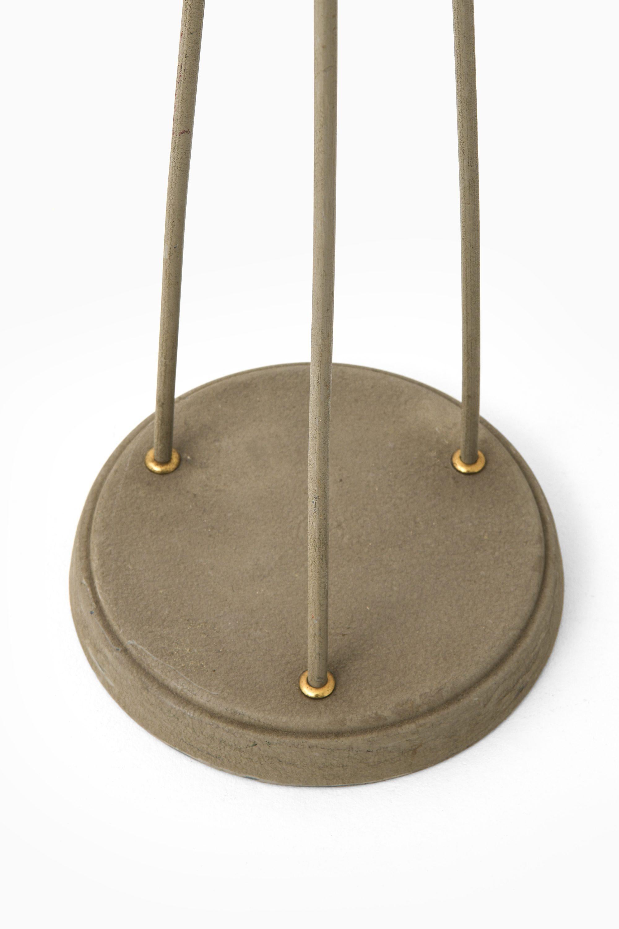 Metallo Rara lampada da terra in metallo laccato e ottone, anni '50 in vendita