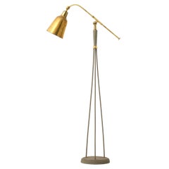 Rare lampadaire en métal laqué et laiton, années 1950