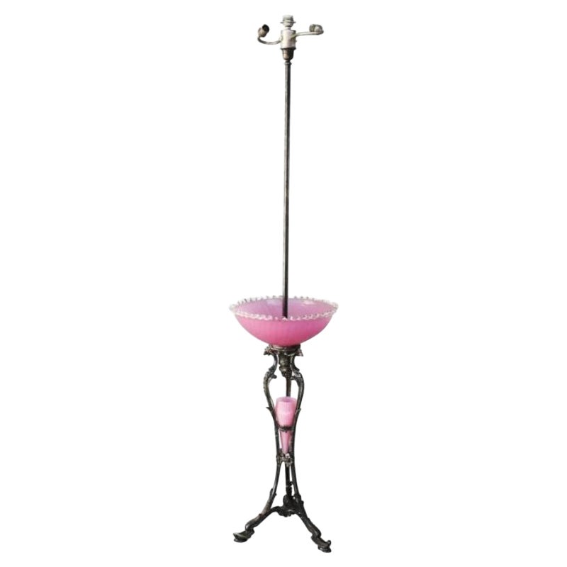 Rara lampada da terra in metallo argentato e opalina rosa della Maison Christofle, periodo 19