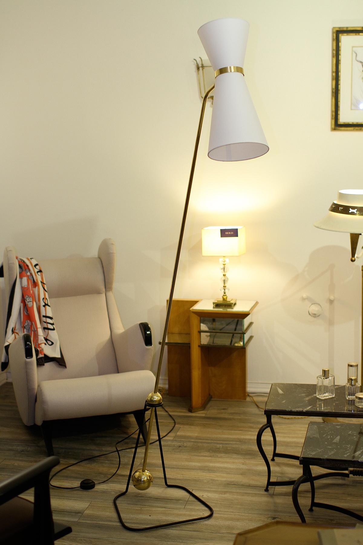 Rare floor lamp, model of Pierre Guariche, 1970.
This articulating equilibrial brass floor lamp, model of Pierre Guariche is mounted on a black tubular lacquered base. Two weighted brass balls make the equilibrium on the lamp. Off-white color paper