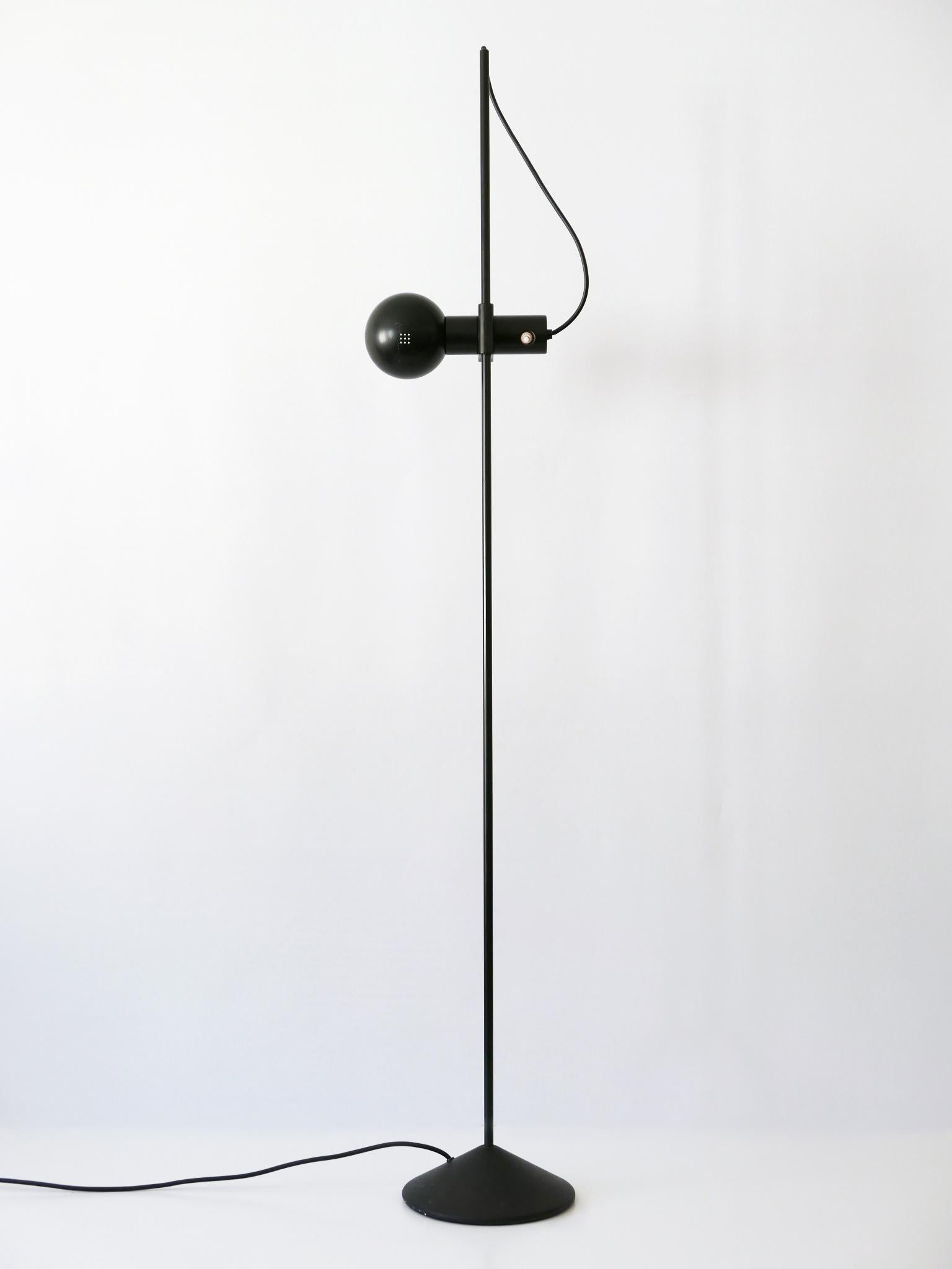 Rare, elegant and articulated Mid-Century Modern floor lamp or reading light with adjustable height and rotating diffuser. Designed by Raul Barbieri & Giorgio Marianelli for Tronconi, Italy, 1970s.

Executed in black painted metal, the lamp needs