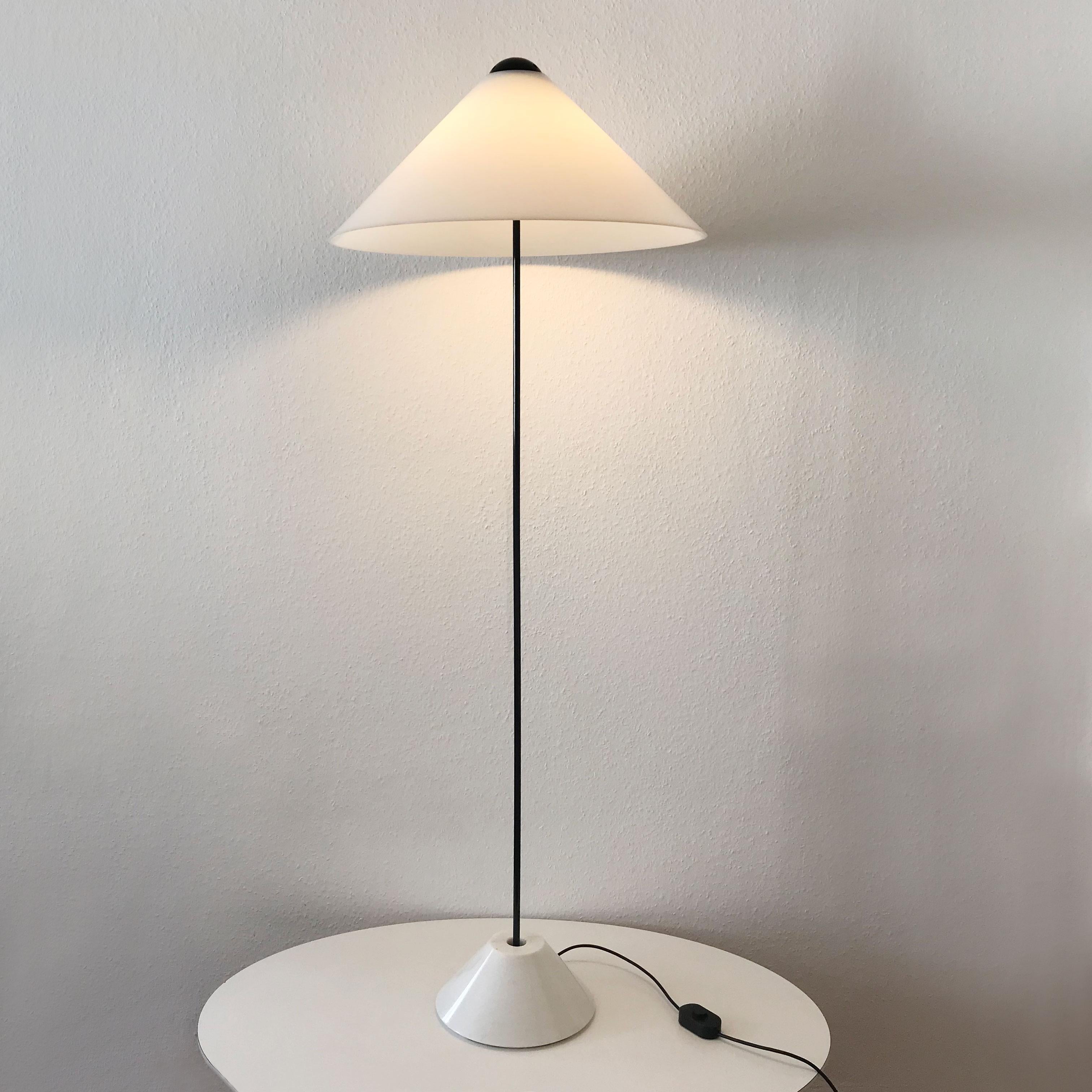 Exceptionnel lampadaire Mid-Century Modern Snow. Conçu par le designer italien Vico Magistretti, 1973 pour O-Luce, Italie.

Ce lampadaire élégant et extrêmement rare est exécuté avec une tige en acier, du marbre et un abat-jour en acrylique. Elle