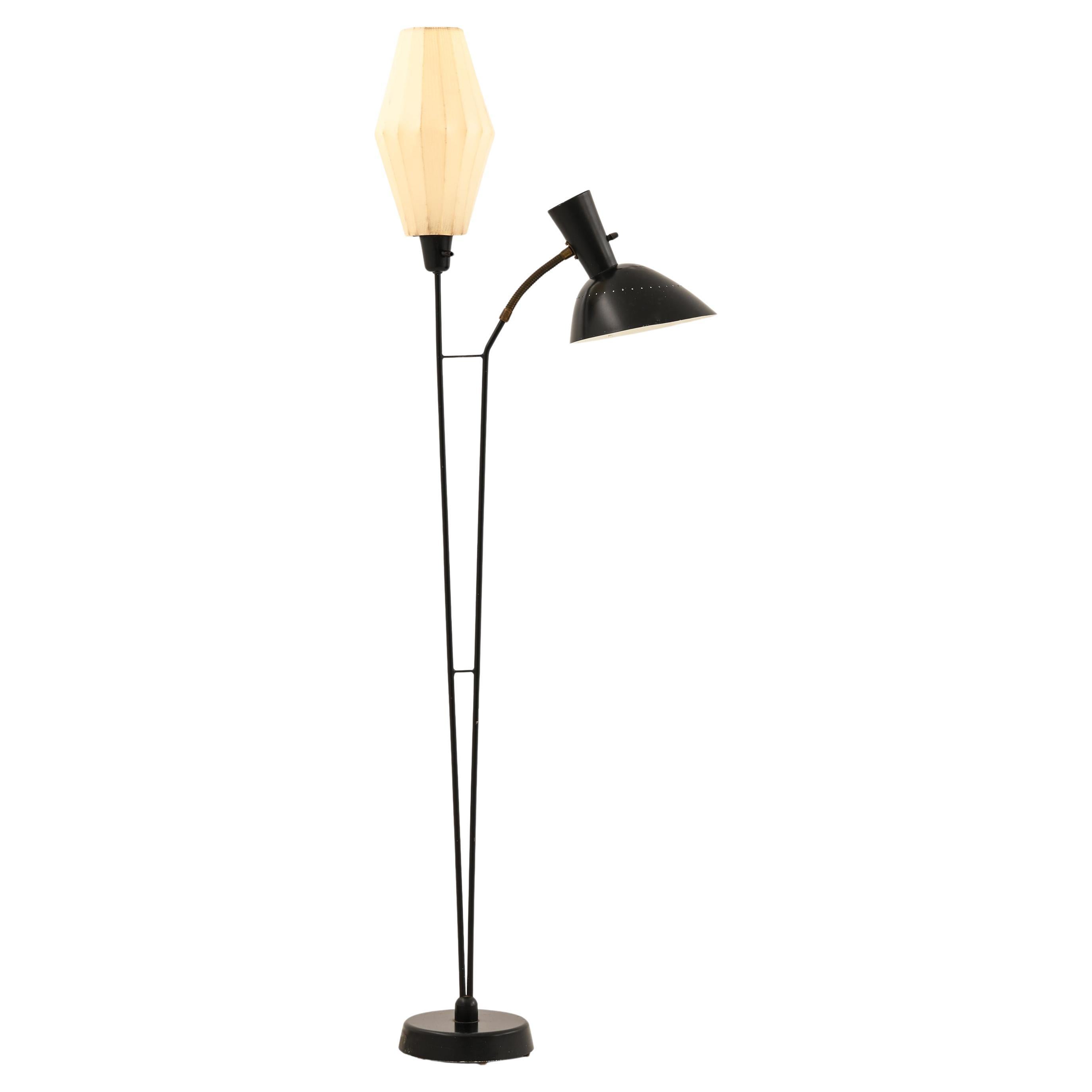 Rara lámpara de pie con estructura de metal lacado en negro de Hans Bergström, años 50 en venta