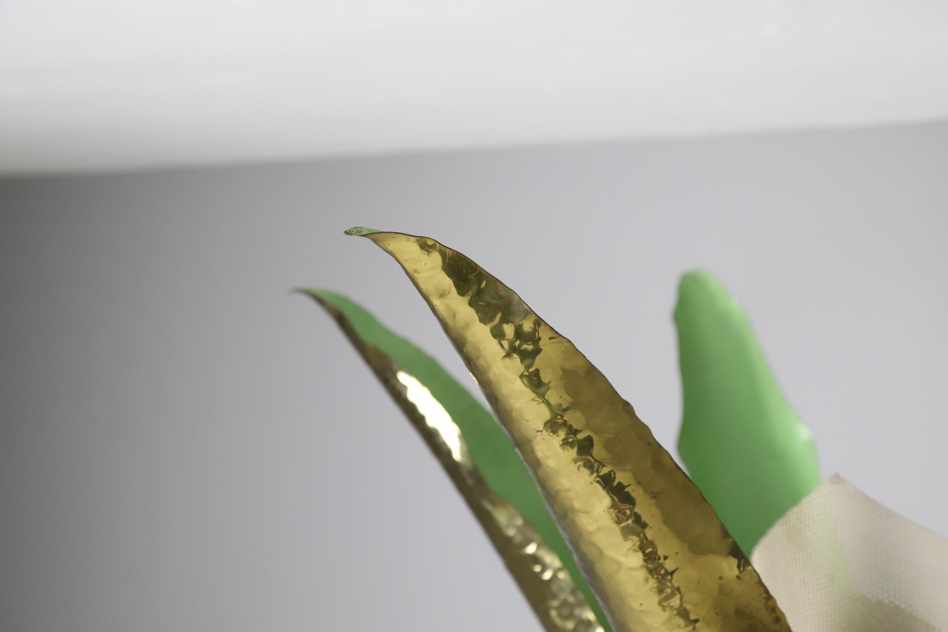 Seltene Stehlampe mit gehämmerten Messingblättern von Angelo Lelii für Arredoluce im Angebot 2