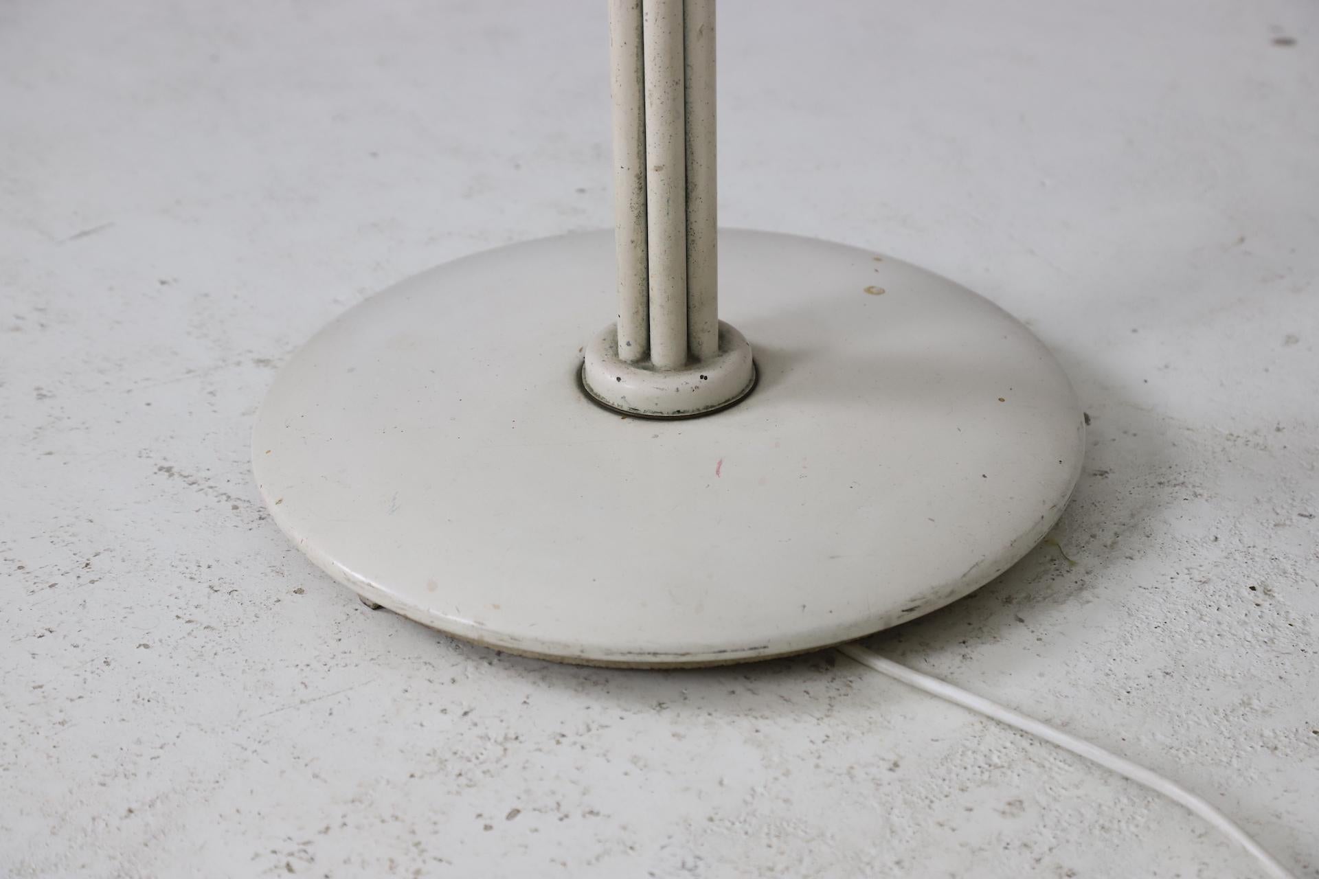 Seltene Stehlampe mit gehämmerten Messingblättern von Angelo Lelii für Arredoluce im Angebot 3