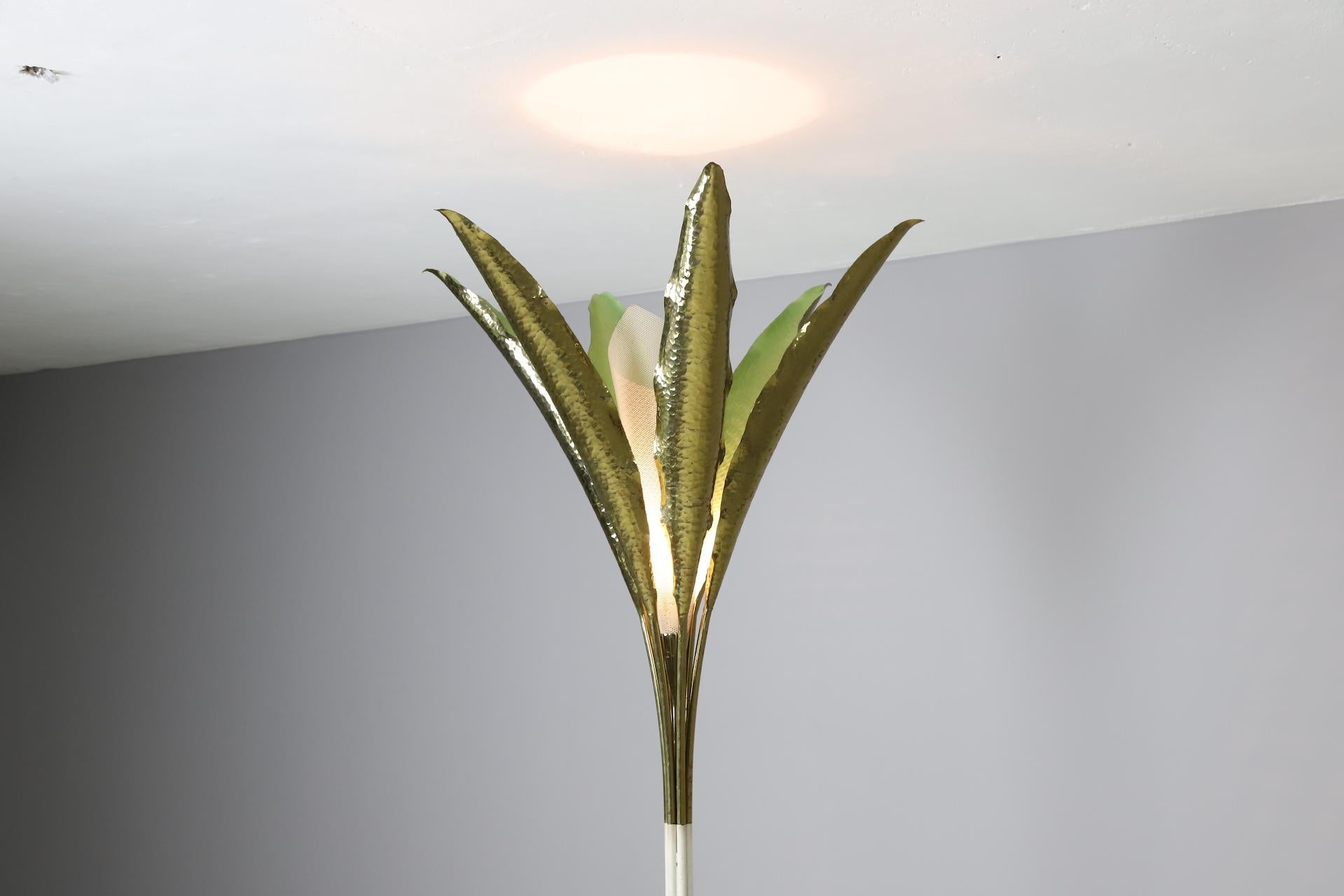 Wir sind stolz auf diese monumentale Stehlampe aus Palmenholz, die von Angelo Lelii entworfen und von Arredoluce, Monza Italien, um 1950 hergestellt wurde. Diese äußerst seltene Stehlampe hat 6 Blätter aus gehämmertem Messing mit grünem Originallack