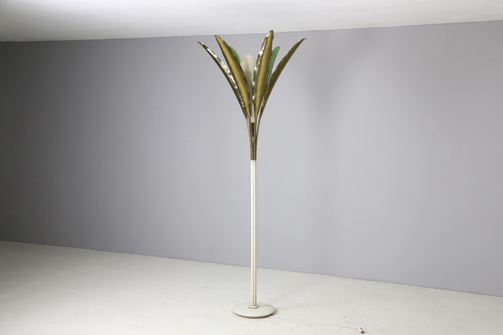 Seltene Stehlampe mit gehämmerten Messingblättern von Angelo Lelii für Arredoluce (Moderne der Mitte des Jahrhunderts) im Angebot
