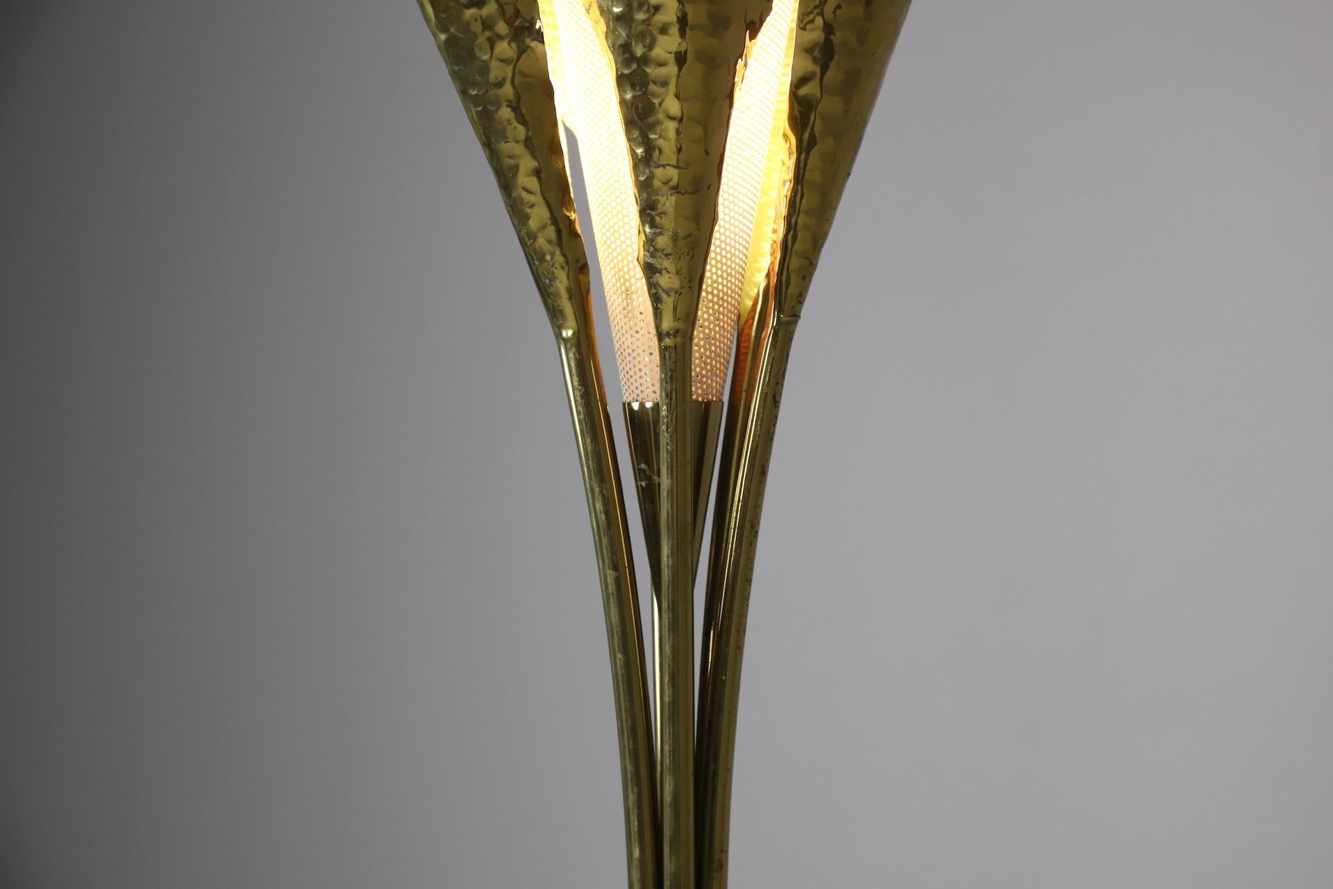 Seltene Stehlampe mit gehämmerten Messingblättern von Angelo Lelii für Arredoluce (Mitte des 20. Jahrhunderts) im Angebot