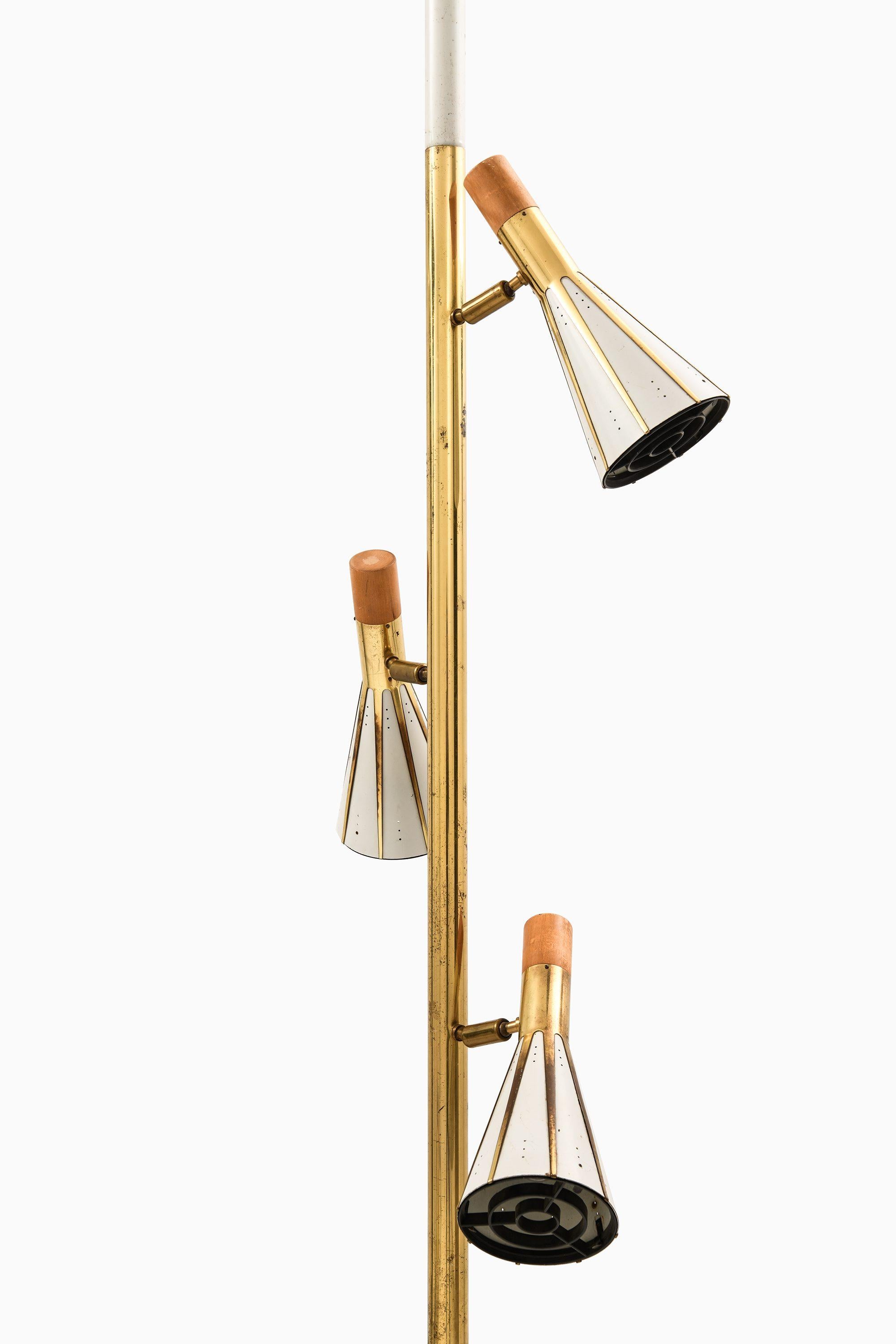Rare Floor / Pole Lamp in Brass and White Lacquered Metal, 1960’s

Additional Information:
Material: Brass and white lacquered metal
Style: Mid century, Scandinavian
Produced by Stiffel in USA
Dimensions (W x D x H): 50 x 50 x 210-240 cm
Condition: