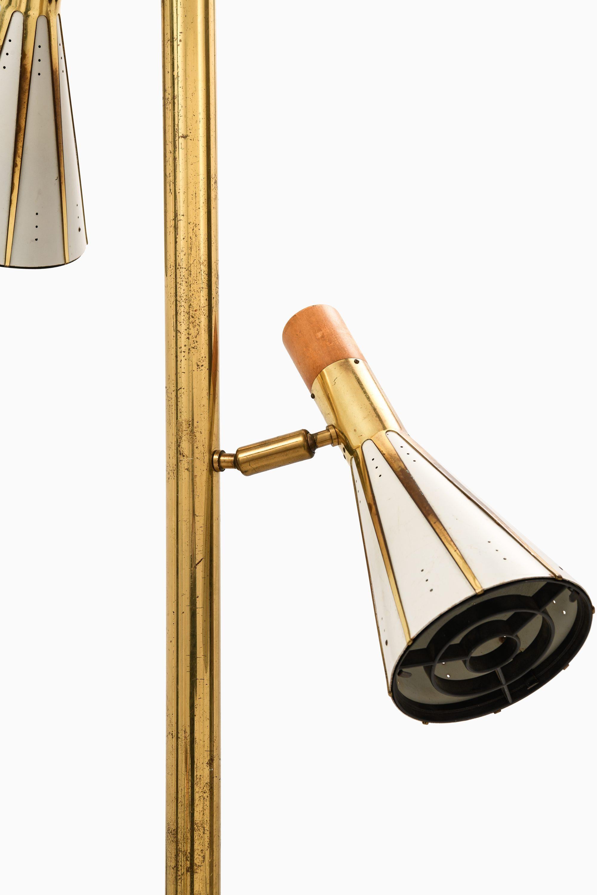 American Rare Floor / Pole Lamp in Brass and White Lacquered Metal, 1960’s For Sale