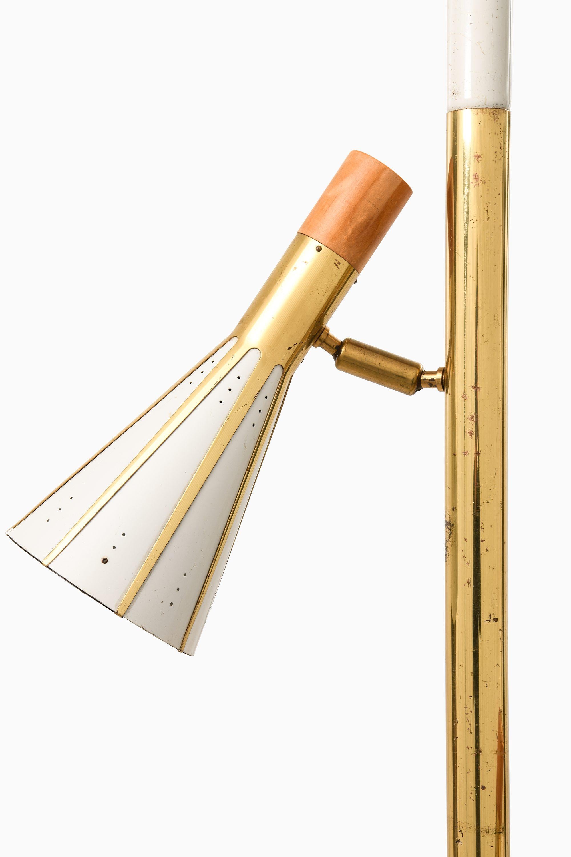 Rare Floor / Pole Lamp in Brass and White Lacquered Metal, 1960’s For Sale 1