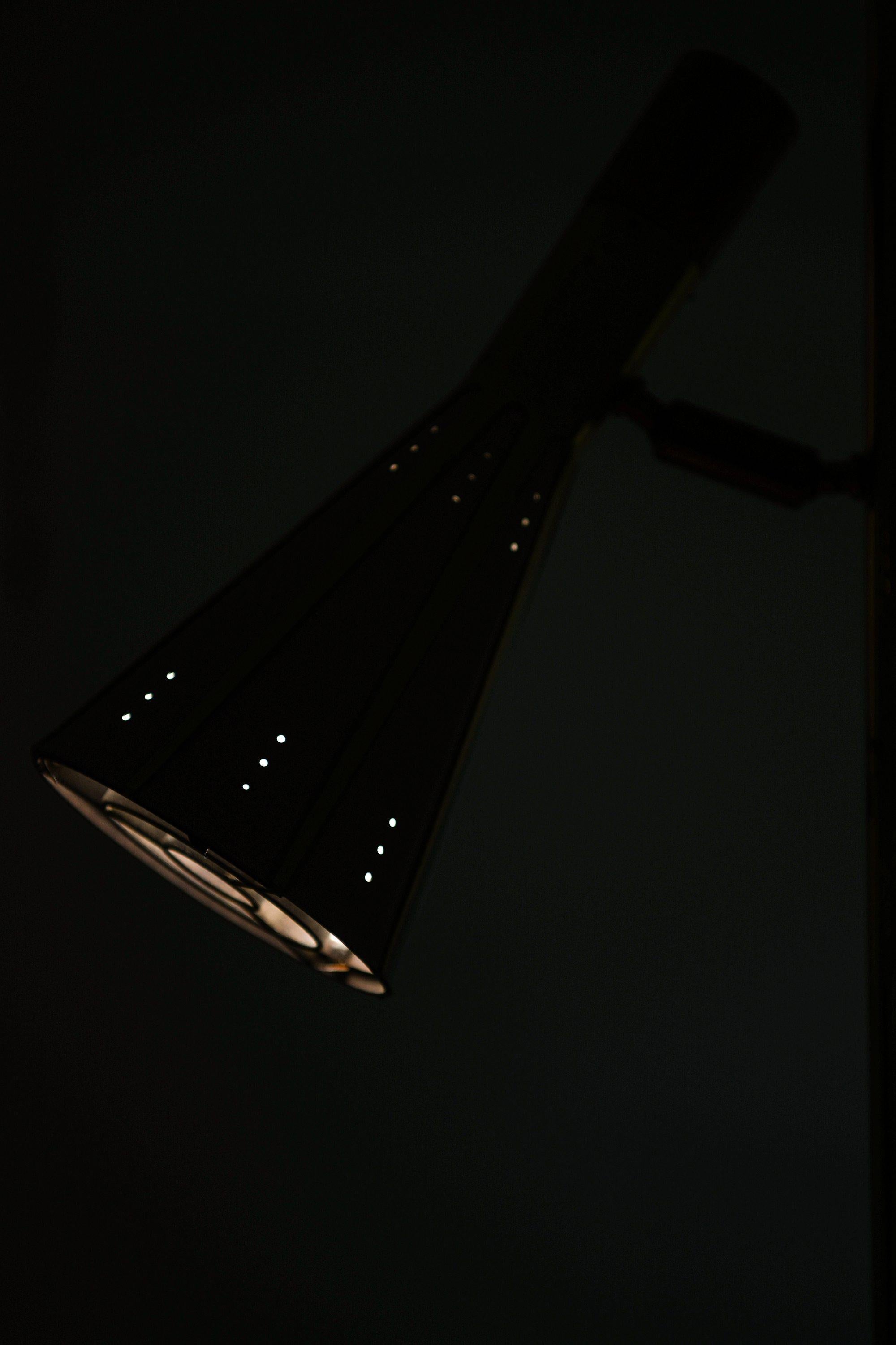 Rare lampadaire/lampe en laiton et métal laqué blanc, années 1960 en vente 2