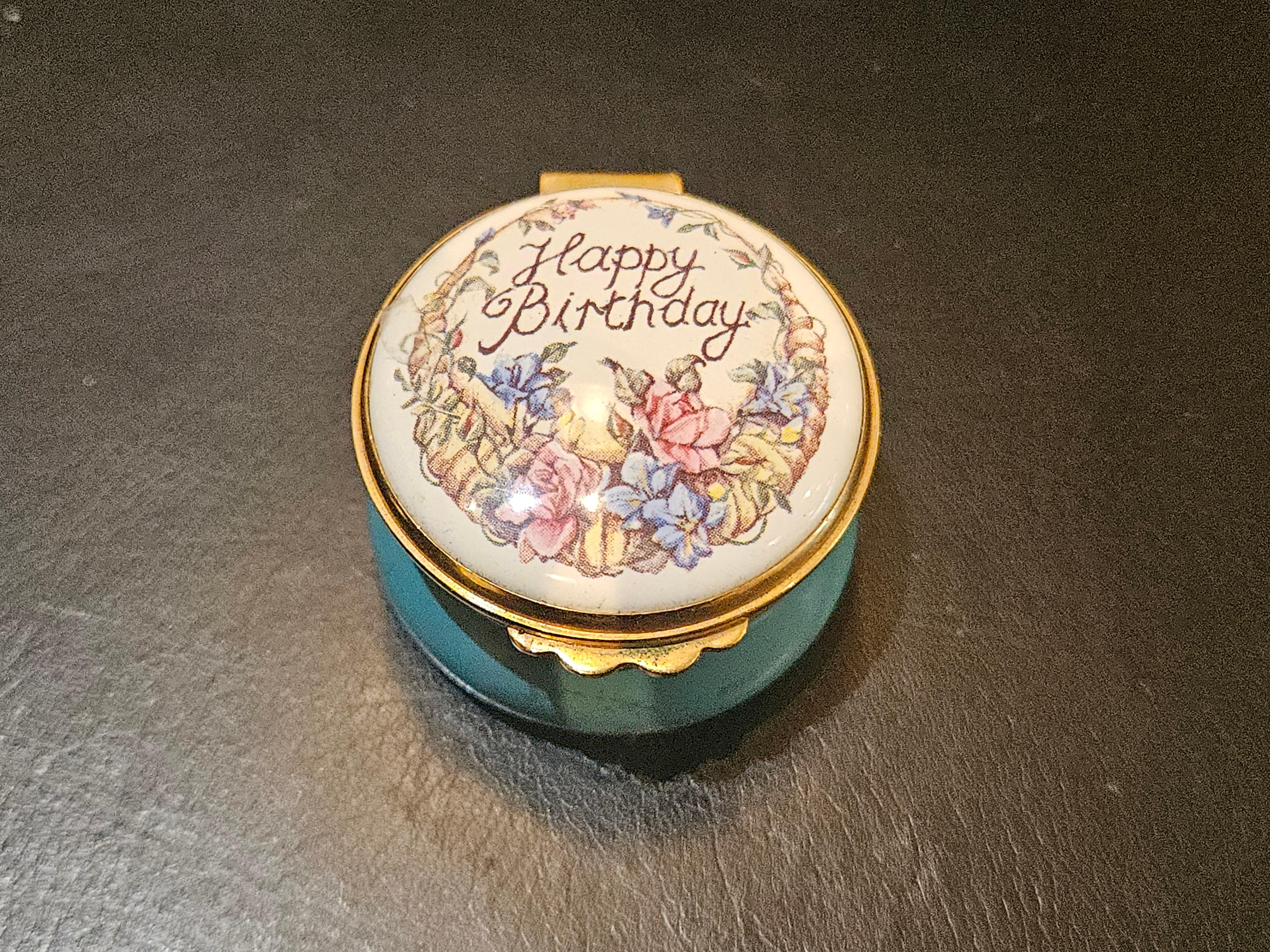 Il seguente oggetto è una bellissima e insolita scatola di porcellana in stile Halcyon Days di WORCESTERSHIRE INGHILTERRA, con un cesto di fiori e la scritta Happy Birthday in cima. Estratto da una collezione dell'Upper East Side di New York. Un