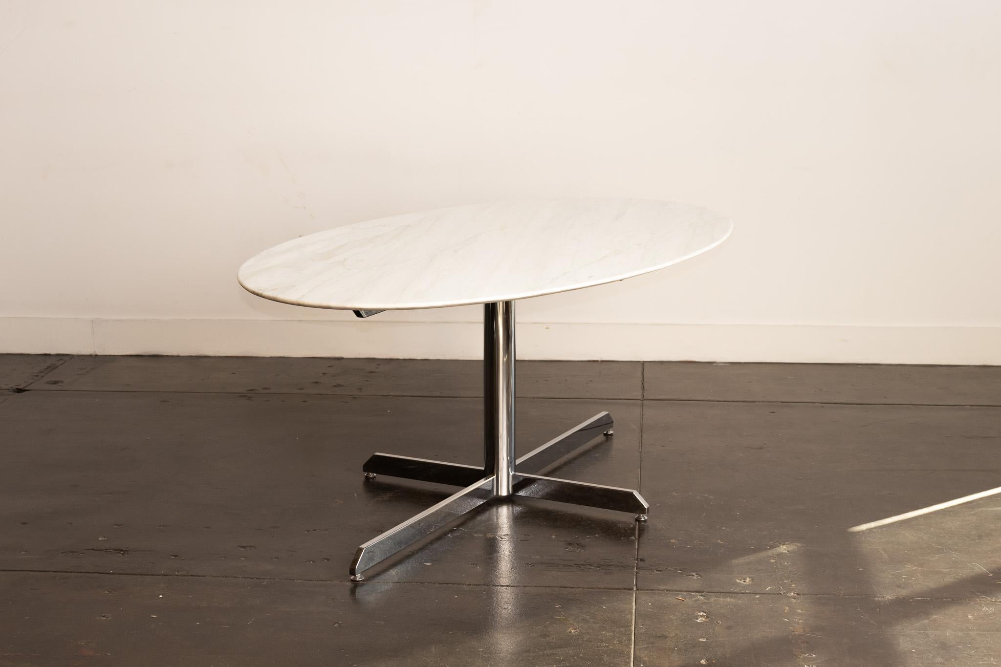 Une table de salle à manger simple et élégante avec un plateau en marbre de Florence Knoll.  Marbre d'origine en excellent état.