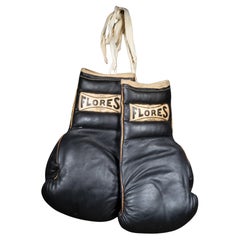 Rares gants de boxe en cuir noir de Flore c.C. 1950