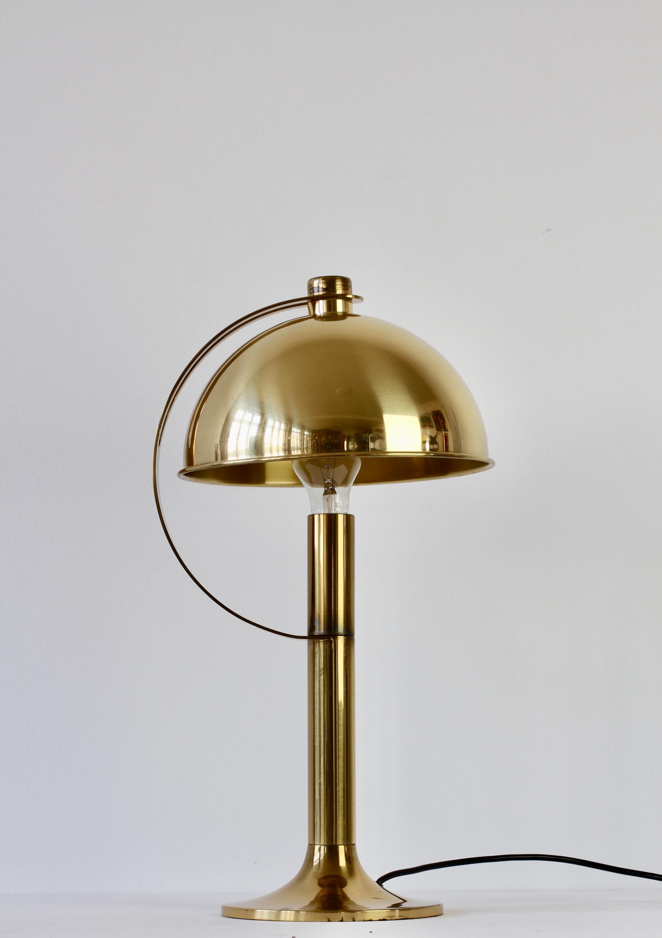 Rare lampe de table ou de bureau de style moderne du milieu du siècle, fabriquée en Allemagne par Florian Schulz vers les années 1970. La quincaillerie en laiton poli (avec une patine liée à l'âge) et l'abat-jour rond réglable en laiton en font la