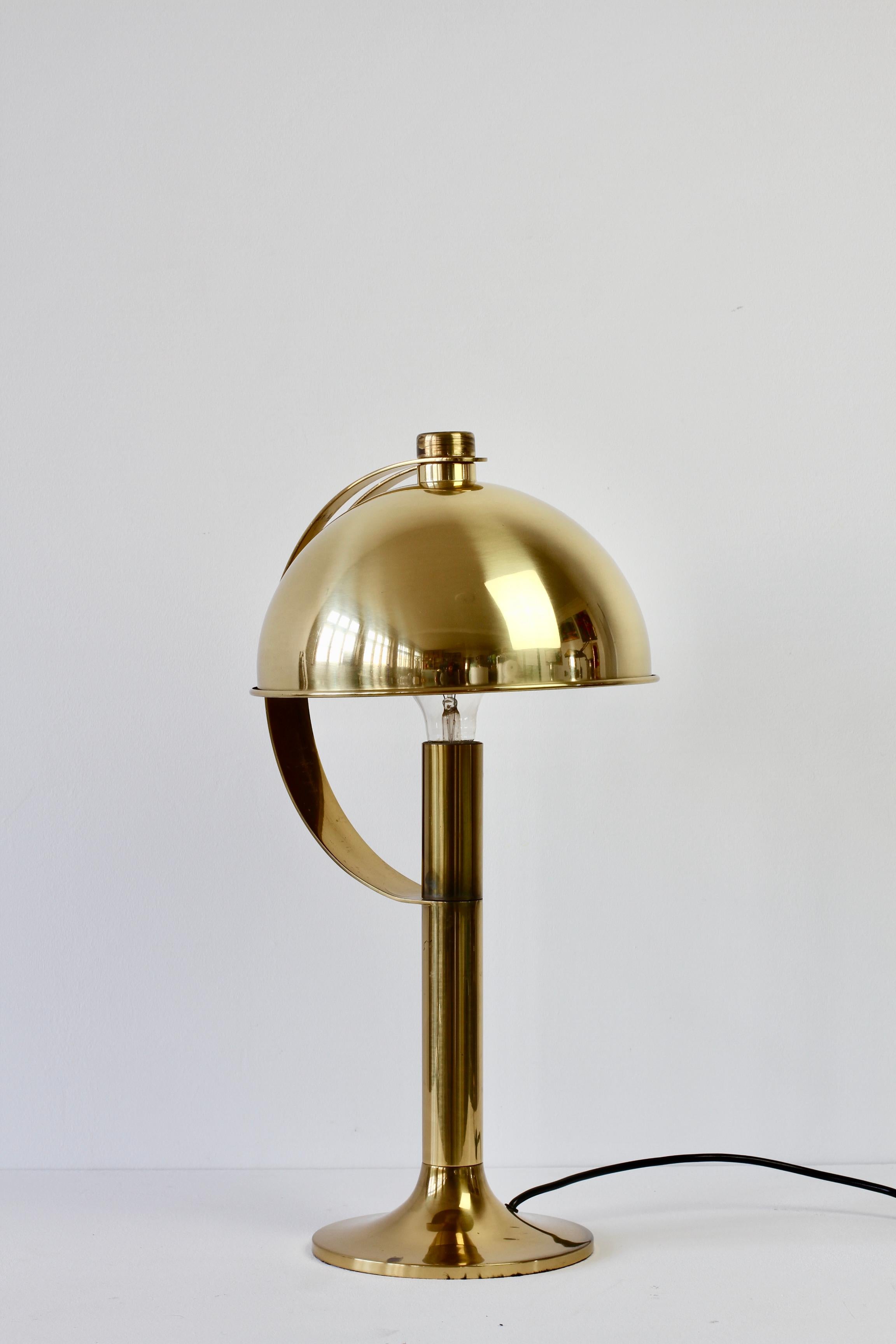 Allemand Rare lampe de bureau réglable Florian Schulz en laiton moderniste vintage du milieu du siècle dernier en vente