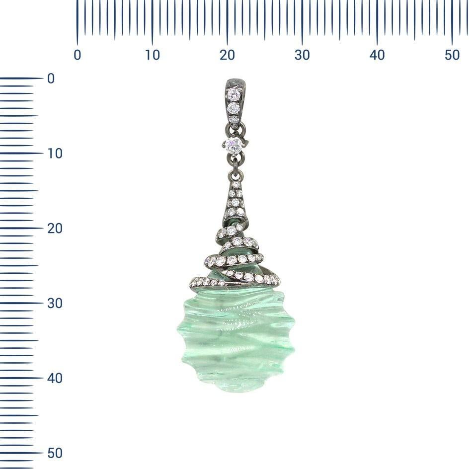 Ciondolo in oro bianco 14K 

Diamante 1-RND-0,04-F/VS1A
Diamante 20-RND-0,25-G/VS1A
Diamante 15-RND-0,11-G/VS1A
Diamante 15-RND-0,04-G/VS1A
Fluorite 1-26,85ct

Peso 7.41 grammi

Con un patrimonio di antiche tradizioni di alta gioielleria svizzera,