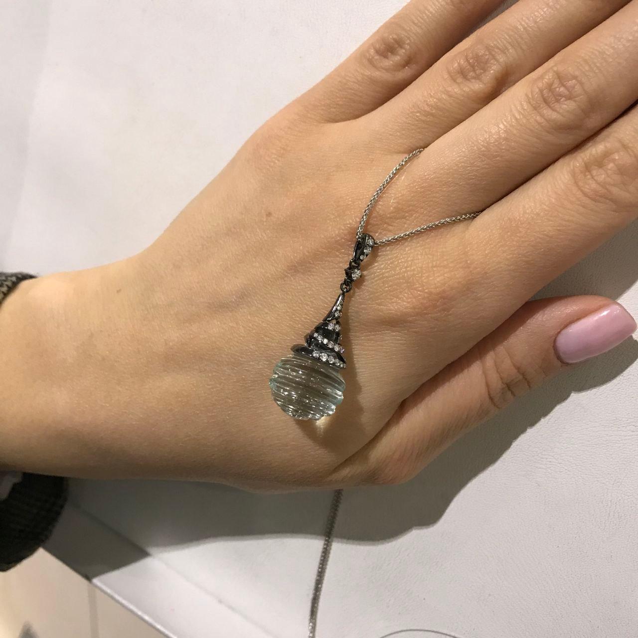 Raro ciondolo in oro bianco con diamanti bianchi e fluorite in vendita 1