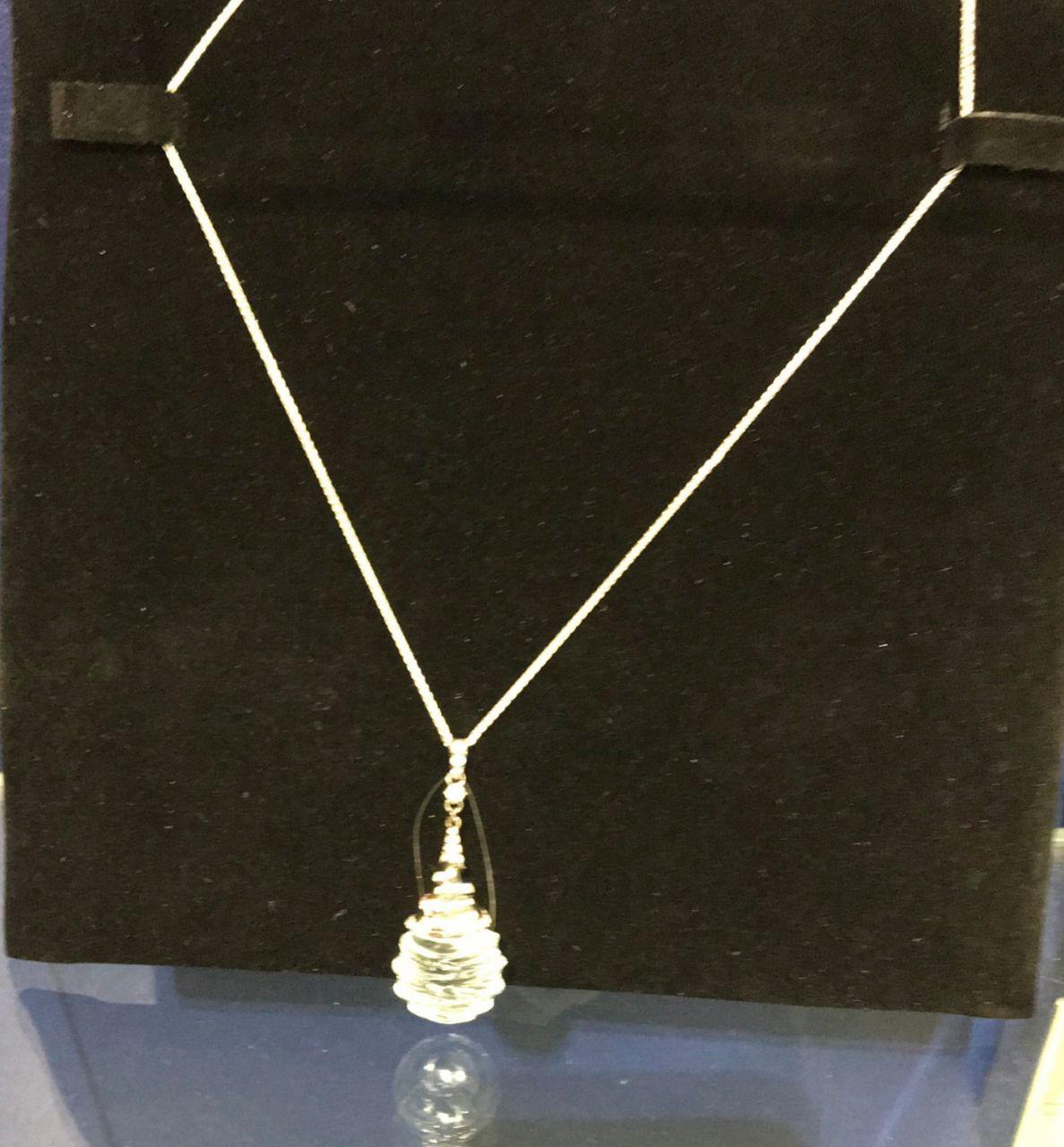 Raro ciondolo in oro bianco con diamanti bianchi e fluorite in vendita 2