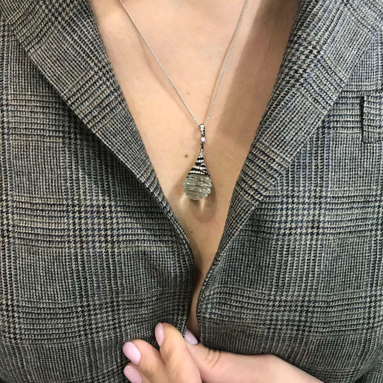 Raro ciondolo in oro bianco con diamanti bianchi e fluorite in vendita 3